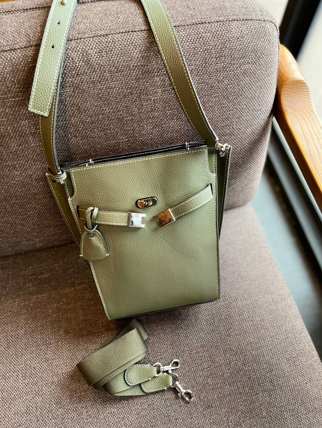 Large TORY BURCH LEE RADZIWILL PEBBIED BAG ((139014)) เป็นรุ่นที่สวย หรู น่าใช้มากๆค่ะ! ลุคหรูดูดีมากๆ กับกระเป๋าสะพายข้างจากTB ใบใหญ่