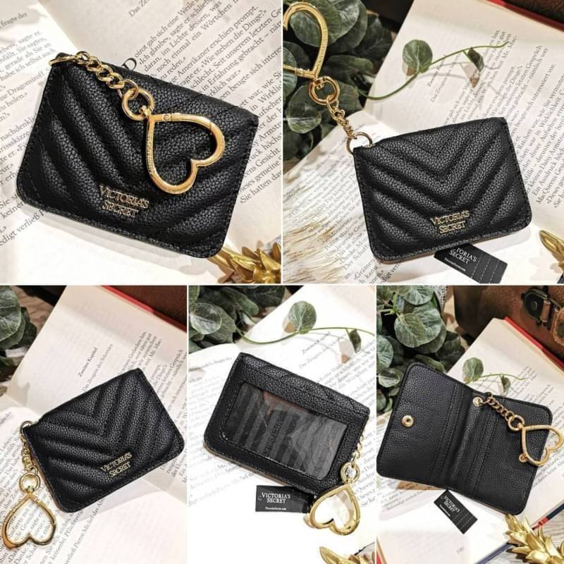 VIP 】พร้อมส่งความน่ารัก! NEW! VICTORIA'S SECRET MINI WALLET KEYCHAIN VIP GIFT WITH PURCHASE (GWP) จาก Victoria's Secret Factory วัสดุหนังคาร์เวียร์ขึ้นลายริ้วสวยอยู่ทรง ด้านหน้าประดับโลโก้แบรนด์อะไหล่ทองสวยหรูดูดี เปิดปิดด้วยกระดุม ภายในมีช่องใส