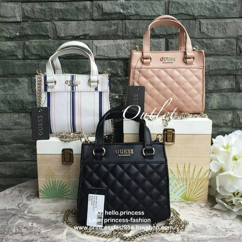 GUESS TAYLOR MINI SATCHEL CROSSBODY BAG กระเป๋าสะพายใบเล็ก สไตล์ สวยหรู คุณหนู ไฮโซ น่ารักมากๆ วัสดุหนังpu เย็บลายตาราง หนังนิ่ม จับนุ่มมือ และ ลายทาง หนัง saffiano ตั้งอยู่ทรง แบบน่ารักไม่ซ้ำใคร ด้านหน้าประดับโลโก้แบรนด์ อะไหล่ทอง มาพร้อมสายโซ่ ถอดออกได้