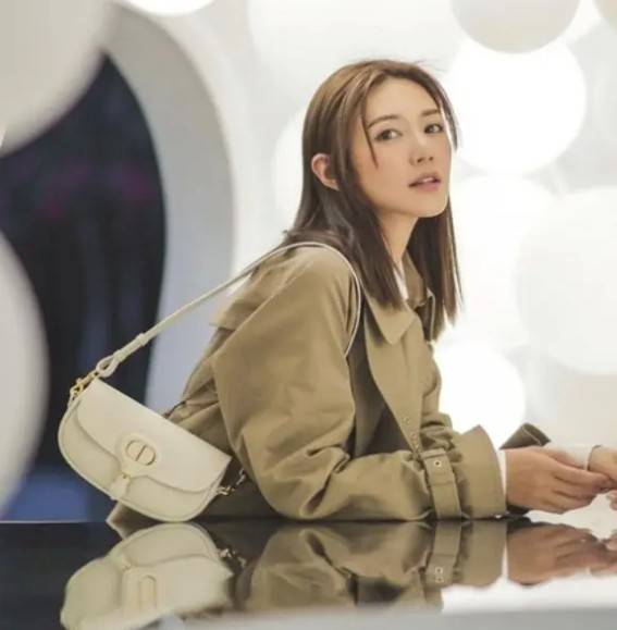 DIOR BOBBY EAST-WEST BAG (GWP) พรีเมี่ยมกิ้ฟ Limited Edition กระเป๋าสะพายขนาดกระทัดรัด น่ารักมากมาย วัสดุหนังแท้ (Calfskin) อะไหล่ทอง ตกแต่งด้านหน้ากระเป๋าแบบหัวเข็มขัด ประดับโลโก้ CD ด้านหลังสกรีนตัวอักษร "30 MONTAIGNE" มีช่องสำหรับเก็บของหนึ่ง