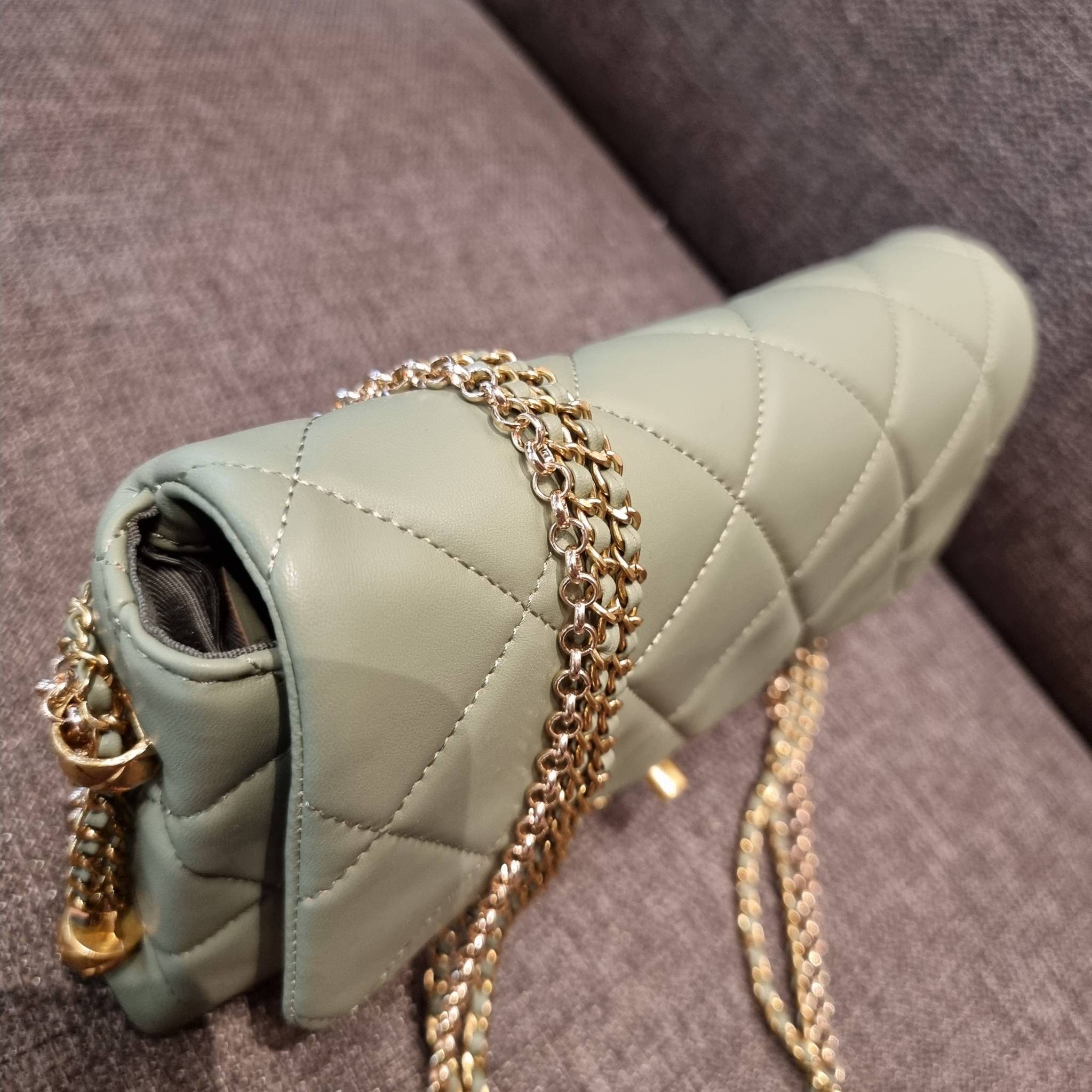 VIP 】สวยหรูพร้อมเสิร์ฟ!! กับไอเท็มสุดเลิฟจาก Chanel กระเป๋าสะพายที่สุดของความคุ้มค่า วัสดุหนังแกะนิ่มเต็มใบ เปิด-ปิดกระเป๋าด้วยตัวบิดล็อค ภายในกระเป๋าบุผ้าสวยหรู มีช่องโล่งกว้างจุของได้สบาย ใส่โทรศัพท์ กระเป๋าสตางค์ได้ มีช่องซิป 1 ช่อง ช่องย่อย 1 ช่อง ดีเ