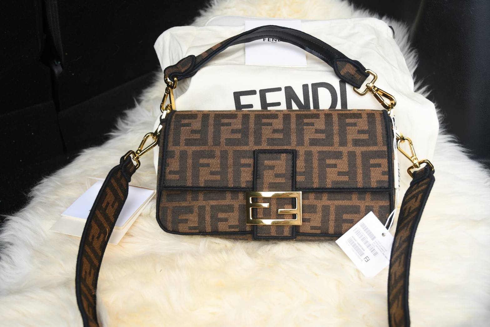 Fendi Baguette Brow Fabric bag กระเป๋าทรง Baguette ขนาดกลาง วัสดุ canvas ผ้าjacquard สีน้ำตาลพร้อมลวดลาย FF ขลิบด้วยลายปักสีดำโดดเด่นอะไหล่ทอง หรูหรา เปิด-ปิดด้วยตัวล็อคแม่เหล็ก มี1ช่องซิปด้านใน มี2สาย สายสั้นและสายยาว ถอดสายได้ สวยหรู ใบนี้ไม่ควรพลาดค่า