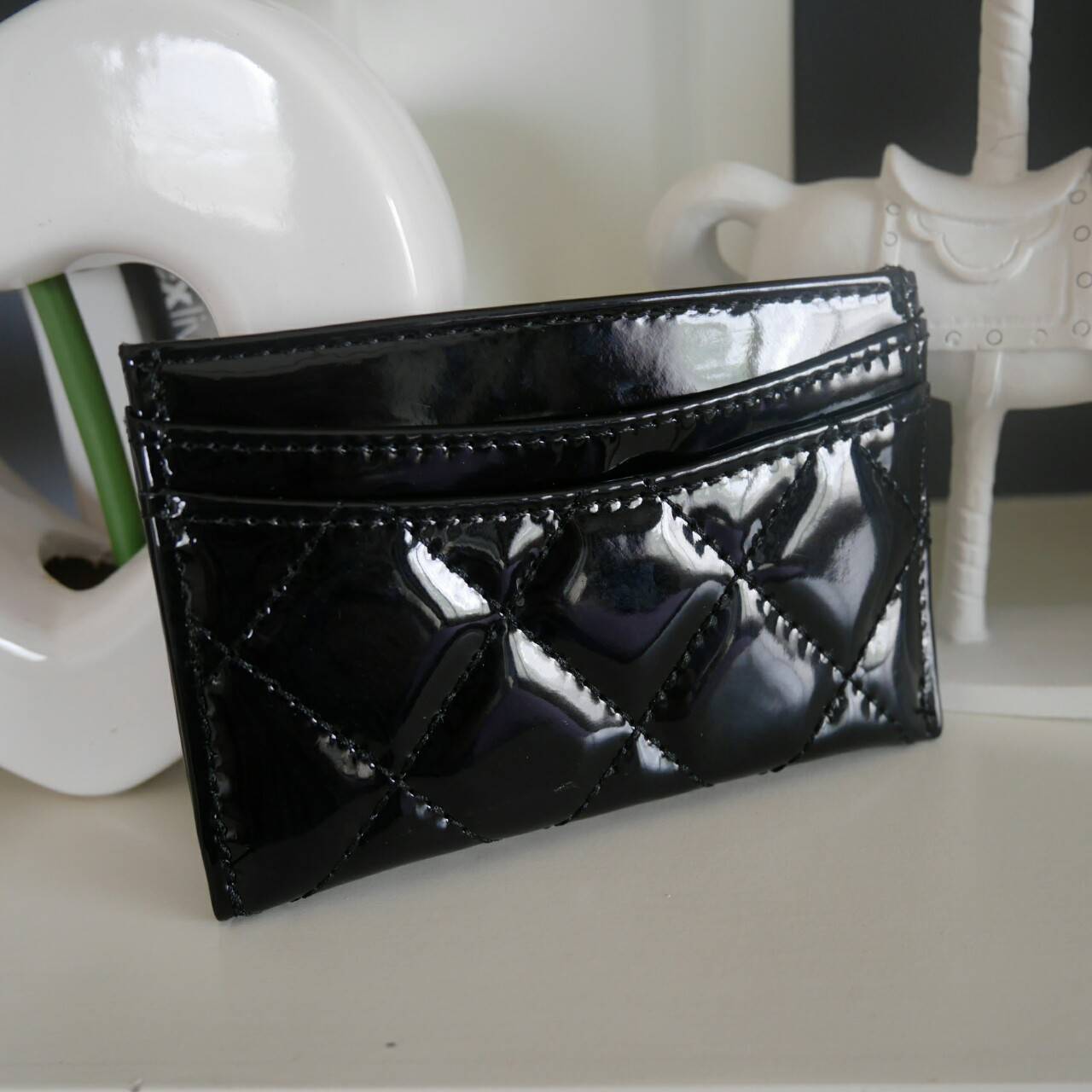 New Arrival! งานหรูเว่อวัง พร้อมส่งคะ Chanel Card Holder in Black 💳 จากพรีเมี่ยมกิ้ฟแบรนด์หรูอย่าง chanel ดีไซน์สวยเก๋ ประดับ Logo brand อะไหล่เงิน ขนาดกำลังน่ารัก ใส่บัตรได้ถึง 4 ใบ พกพาสะดวก จะซื้อไว้ใส่บัตรใบหรู หรือซื้อให้เป็นของขวัญ ก็ควรค่าท