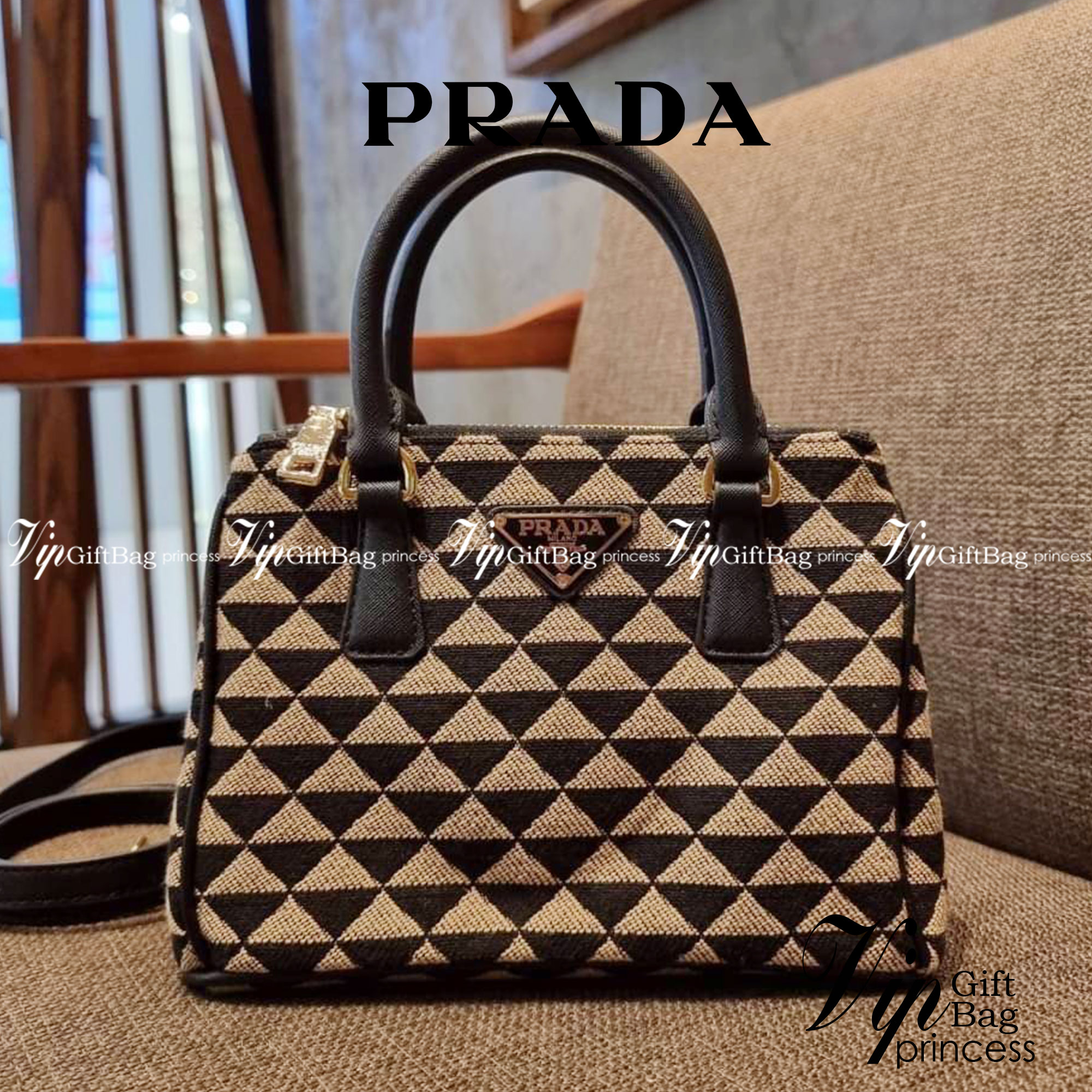 PRADA GALLERIA JACQUARD FABRIC BAG กระเป๋าถือ/สะพายดีไซน์ใหม่ ผ้า jacquard ถักทอเป็นลวดลายสวยคม โดดเด่นไม่ซ้ำใคร ด้านข้างมีกระดุม ติดเก็บทรงได้ ตัวกระเป๋าถูกแบ่งเป็นสัดส่วน เป็นช่องซิป 2 ด้าน และช่องกลางเก็บของอีกหนึ่ง มาพร้อมหูจับในตัว และสายครอสให้ เป็น