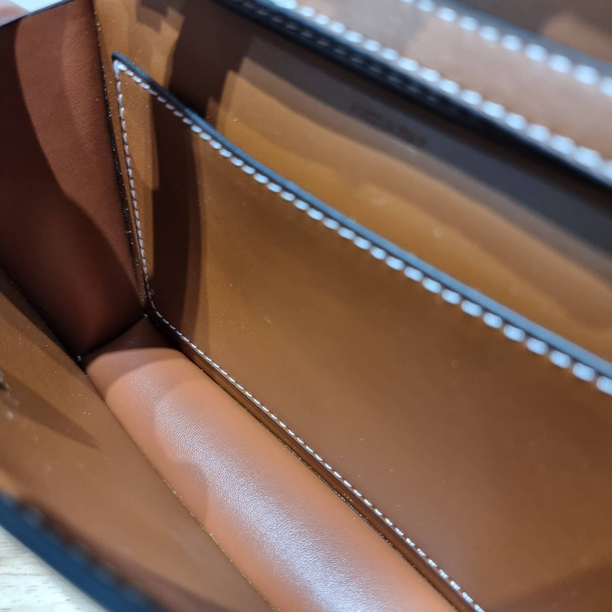 CELINE WALLET ON CHAIN TRIOMPHE CANVAS AND CALFSKIN ใหม่ล่าสุด สวยเฉี่ยว ไม่เหมือนใคร กับกระเป๋าสะพายกึ่งกระเป๋าสตางค์ ที่ใช้งานได้หลากหลายฟังก์ชั่น สะพายข้างได้ ถอดสายออกพกเป็นคลัทช์ได้