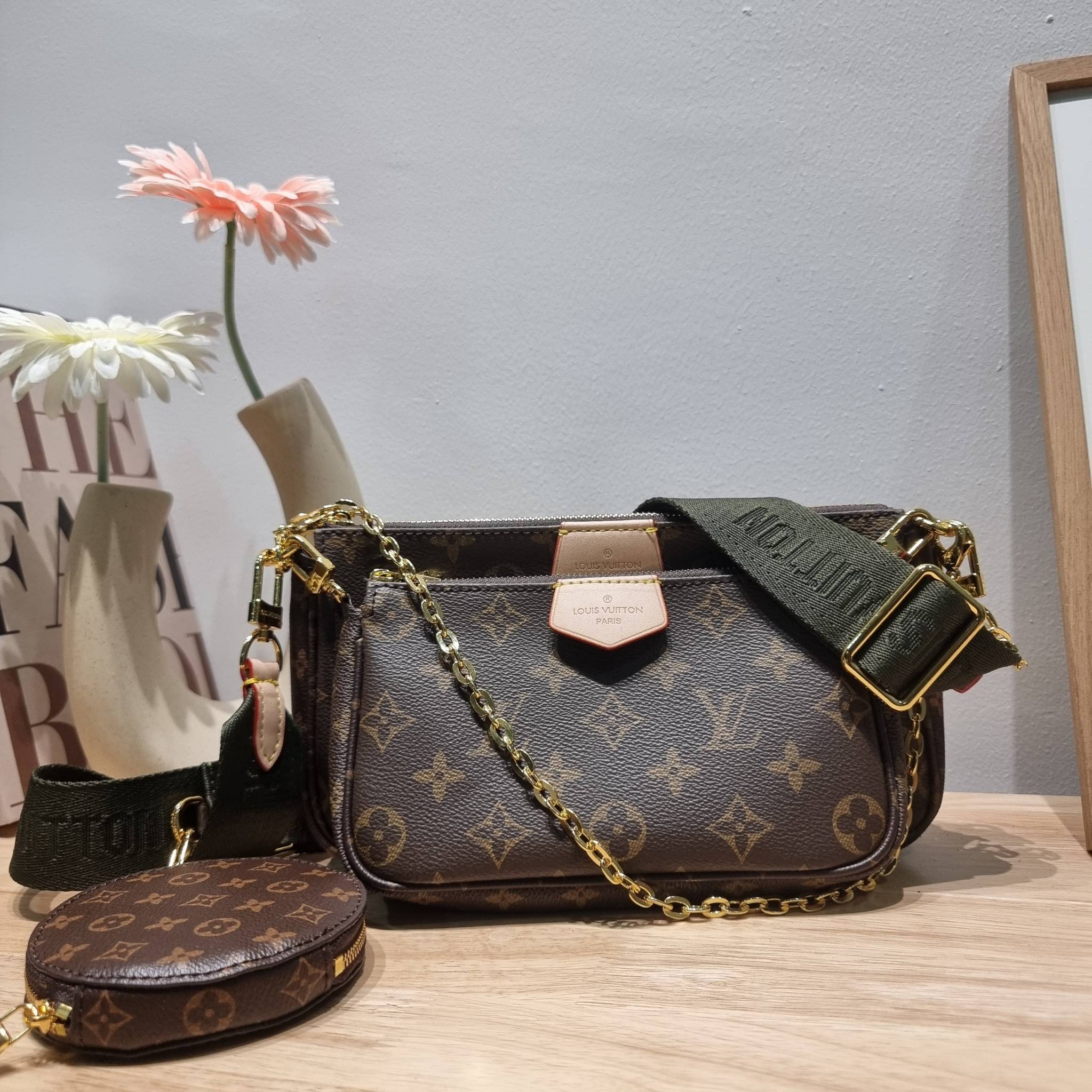 Set 4 ชิ้น LV Multi Pochette Bag New in!! กับ box set ชวนสะสม ที่จับเอารุ่นยอดฮิต มามิกซ์รวมกับไอเท็มสุดคุ้มของมันต้องมี!! จัดเรียงให้อยู่ในกล่องสุดหรู ไม่ว่าจะตัวกระเป๋า กระเป๋าสตางค์ กระเป๋าจิ๋ว ใบไหนๆก็นำมาใช้งานได้จริง คุ้มค่ามากๆ แถมฟรี! ริบบิ้นลายลิ