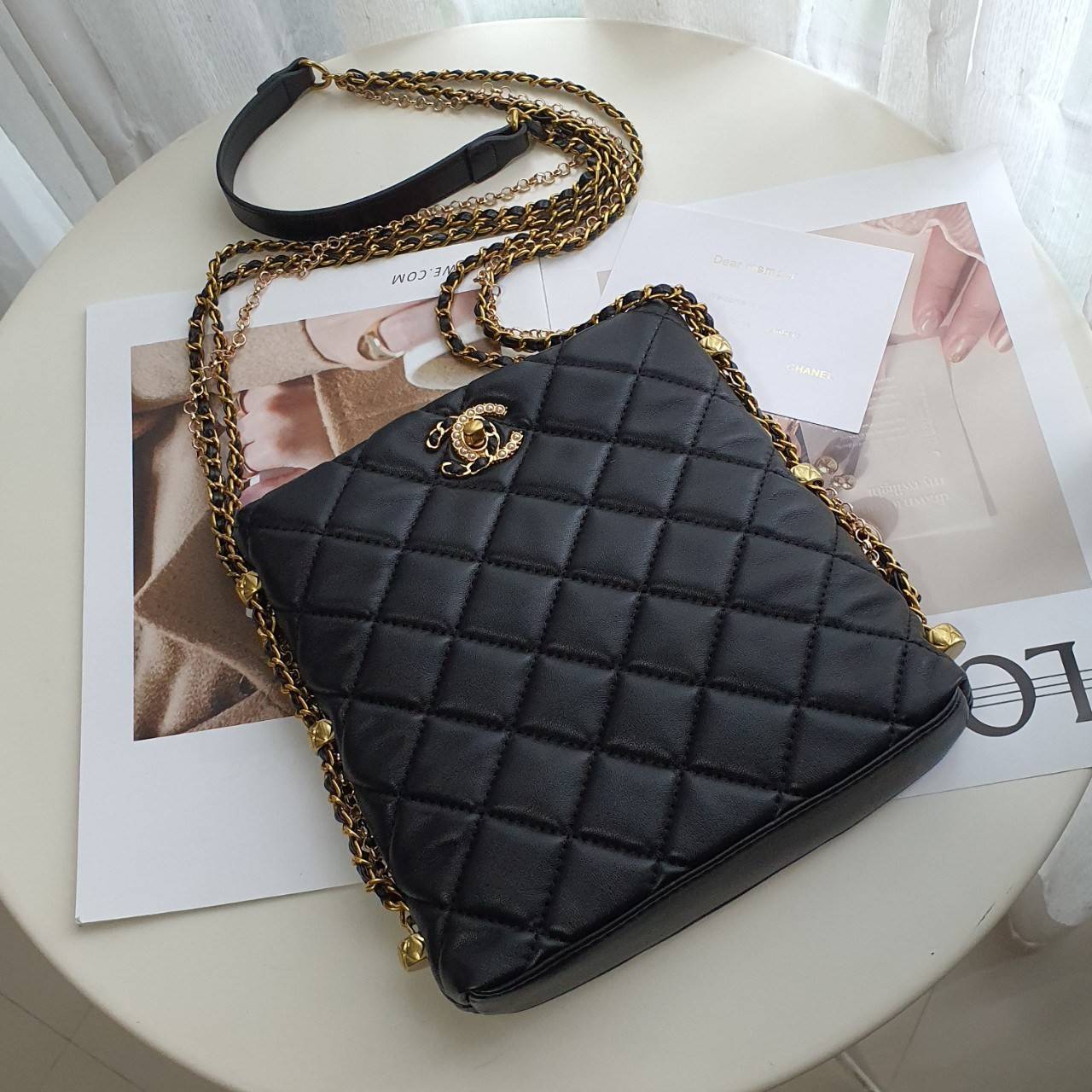 CHANEL VIP GIFT CROSSBODY CHAIN BAG กระเป๋าทรงสะพายข้าง ที่กำลังมาแรงมาในตอนนี้ ตัวกระเป๋าเป็นกระเป๋าสตางค์หนังพียูพรีเมี่ยม อะไหล่ทองทั้งใบ ด้านหน้าประดับโลโก้พร้อมมุก CC สุดหรู เปิดปิดด้วยตัวหมุนล็อค ใส่กระเป๋าสตางค์ยาวได้ รุ่นนี้พกของได้เยอะในระดับนึงเ
