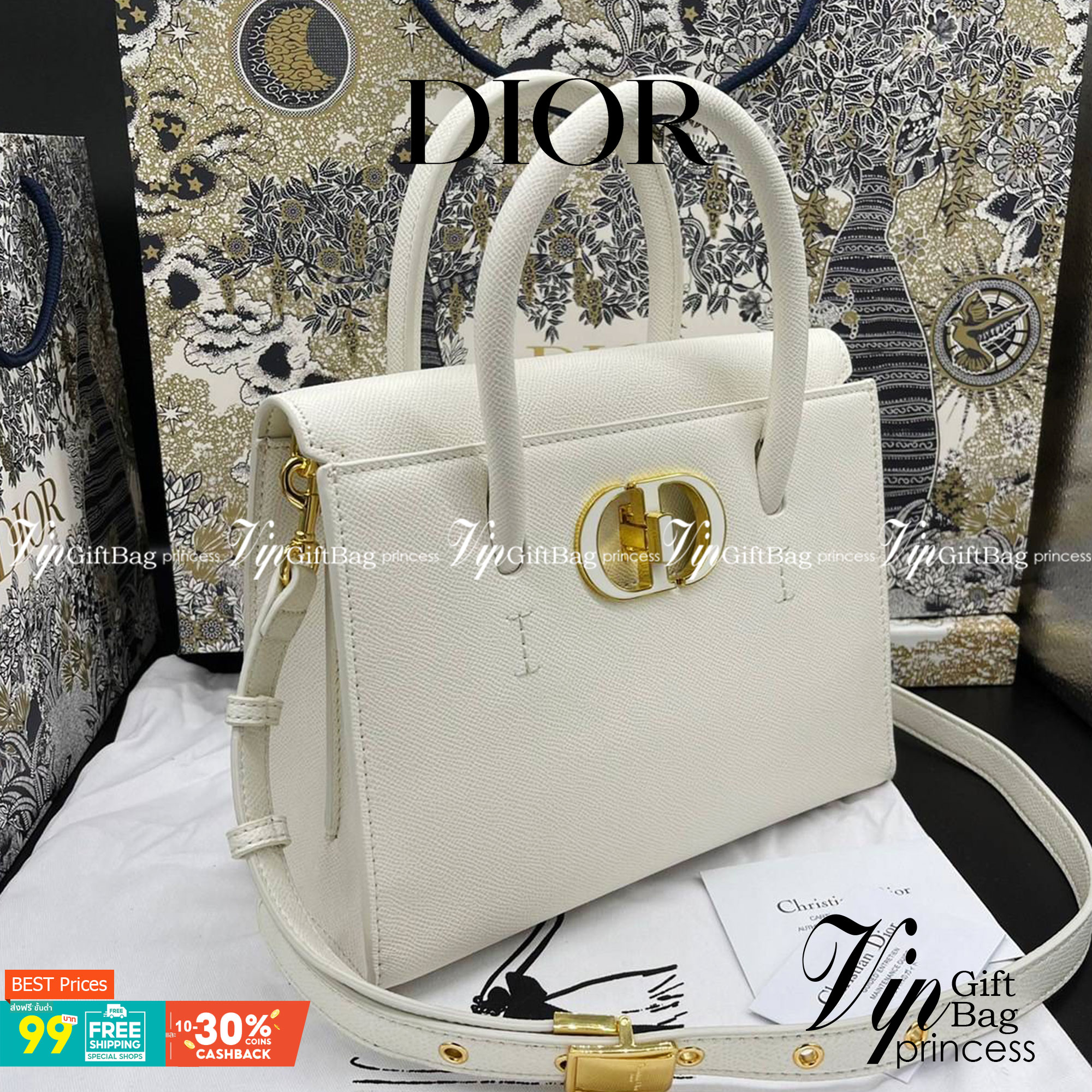 หนังแท้ DIOR Medium ST Honore Tote Collection Fall/Winter 2020-2021 มาในรูปแบบกระเป๋าทรงสี่เหลี่ยมที่ได้มาตรฐาน ทำจากหนังลูกวัว (Calfskin) ลายเกรน ซึ่งสื่อถึงความหรูหราได้อย่างลงตัว ตัวด้ามจับ มีการเย็บเข้าด้านในของกระเป๋าเพื่อเพิ่มความแข็งแรงทนทาน ด้านหน