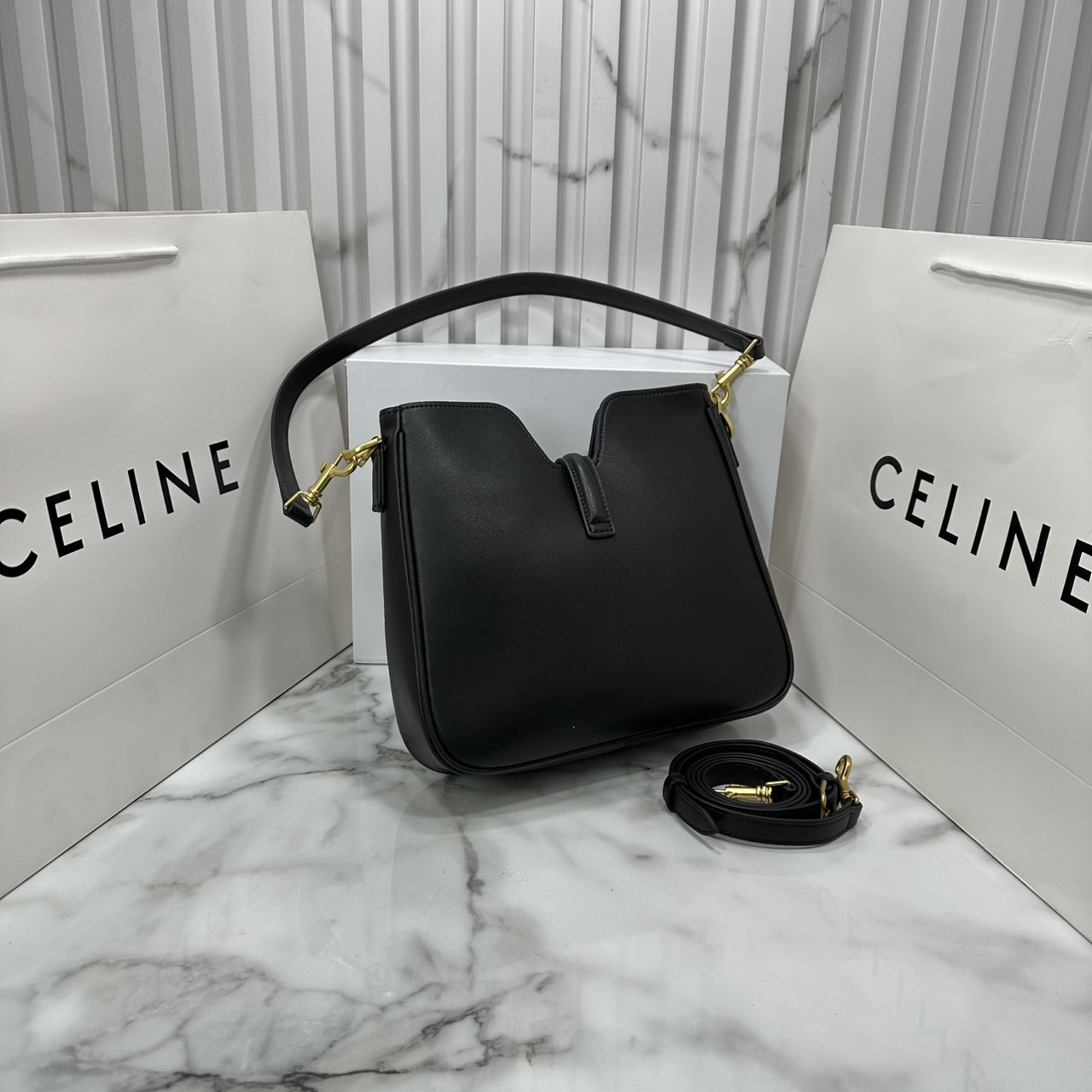 ORI หนังแท้ | CELINE SMALL CAMILLE 16 SOFT BAG IN SMOOTH LEATHER กระเป๋าสะพายรุ่นใหม่ล่าสุดของไลน์ 16 soft รูปทรงแบบโฮโบที่มาพร้อมดีไซน์ที่ใช้งานได้จริง หรูหราและโดดเด่น ฝาพับหนังกับตัวปิดแบบ Turnlock สีทองรูปทรงคล้ายอัญมณี