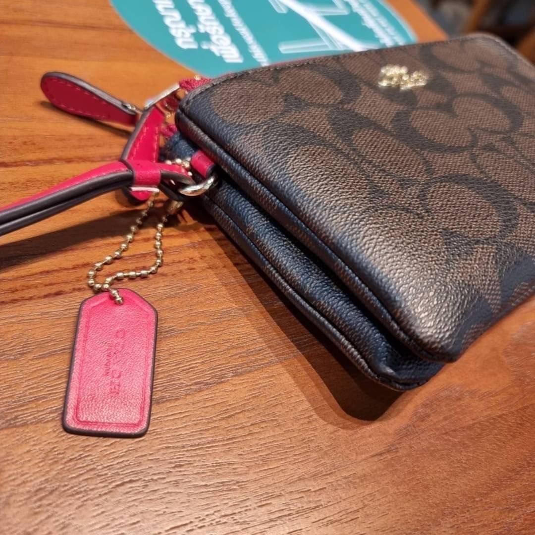 COACH F87591 DOUBLE CORNER ZIP WALLET IN SIGNATURE COATED CANVAS คล้องมือรุ่น 2 ซิป!! มาแล้วจ้า 🌟🤗 ไซส์นี้คือเหมาะมือจริงๆ พกง่ายเช่นเคย ไม่ต้องกังวลว่าจะเกะกะหรือกินพื้นที่กระเป๋าหลัก วัสดุหนังแคนวาสเคลือบลาย มีช่องหลักแยก 2 ช่อง ภายในบุผ