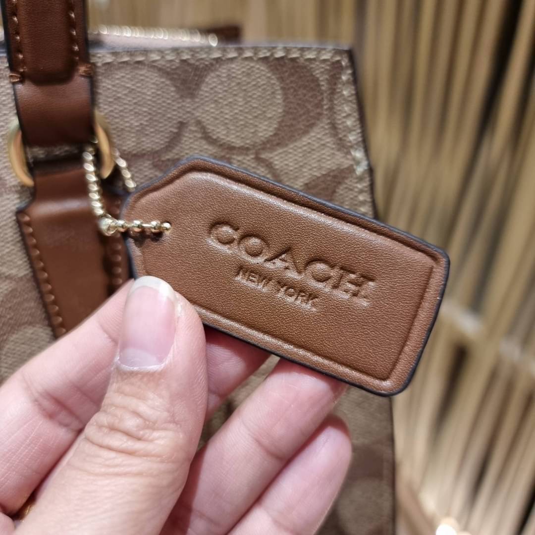COACH C4075 TATUM CARRYALL IN SIGNATURE CANVAS คอลเลคชั่นใหม่ล่าสุด จัดมาให้ได้สวยก่อนใคร สวยหรูทุกสี!! ลุคผู้ดีต้องมาอีกหนึ่ง กระเป๋าสะพายทรงสวย ที่มาพร้อมสายสะพายไหล่ในตัว และสายครอสบอดี้สำหรับสะพายข้าง วัสดุหนัง crossgrain สวยคมมากๆ ตัวกระเป๋าถูกแบ่งเป