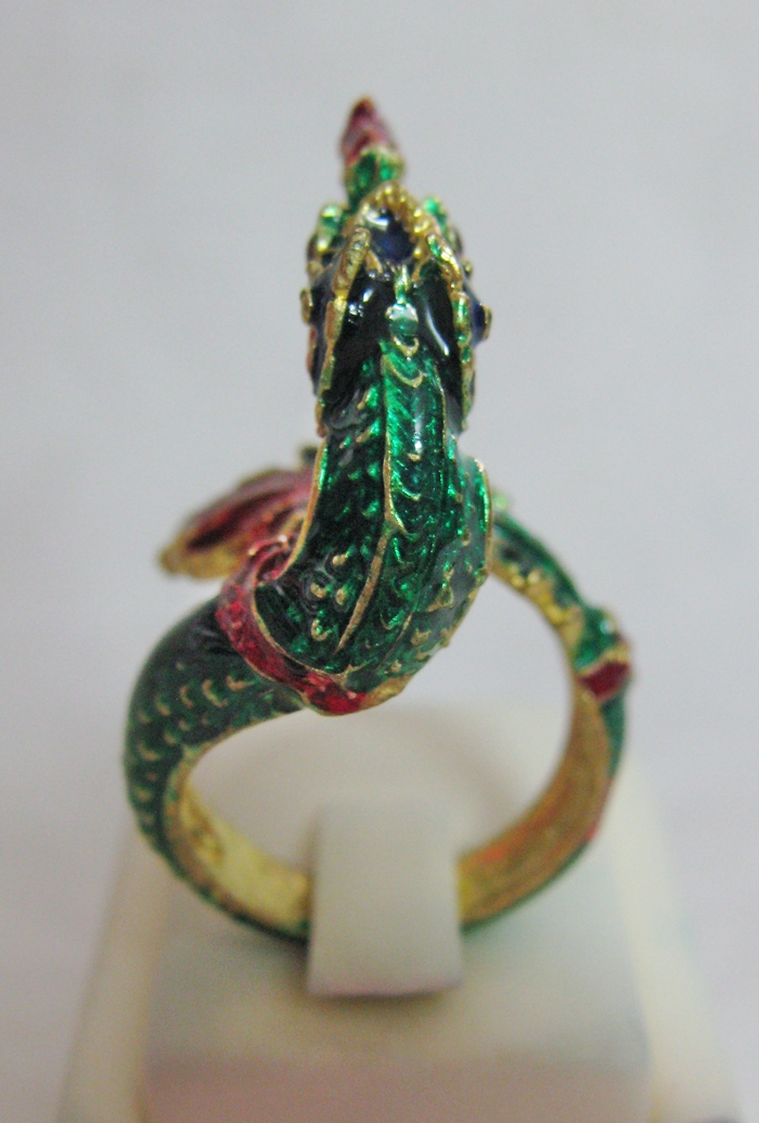 แหวนพญานาคเนื้อทองเหลืองเศียรเดียวลงยาสีเขียว เสริมบารมี โชคลาภค่ะ