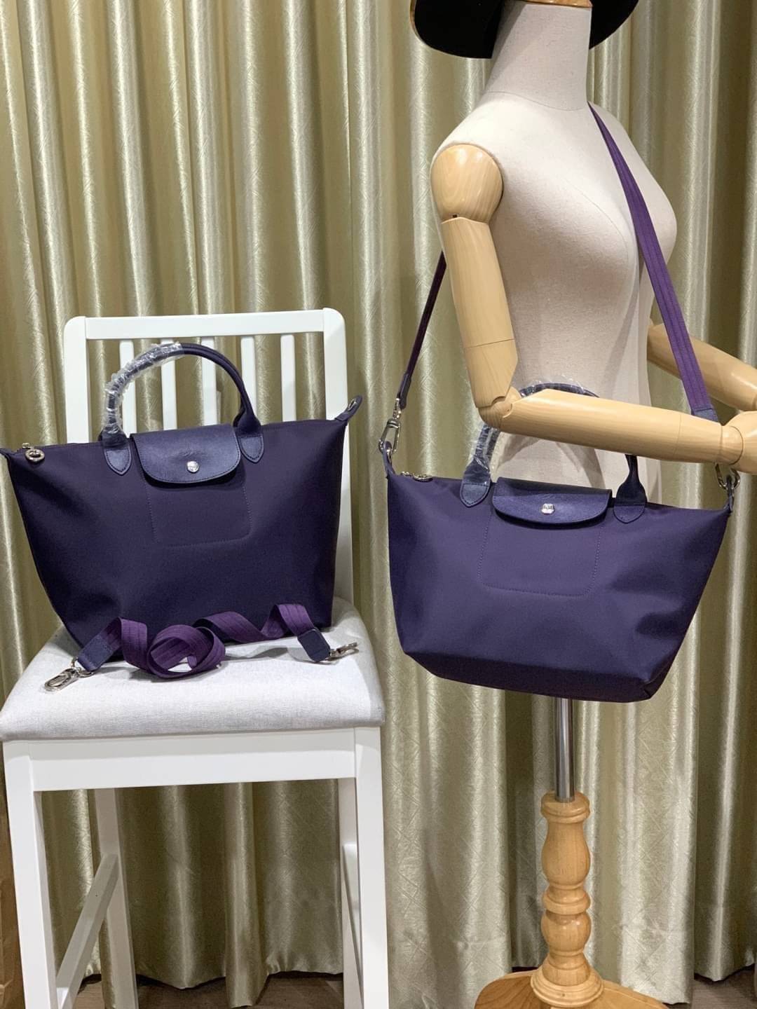 Longchamp Le Pliage Neo Size M มาพบกับกระเป๋ารุ่นยอดนิยม ที่สาวๆ ต้องมีไว้เก็บไว้สักใบ กระเป๋าโท้ทใบนี้ มาพร้อมกับสีที่มีสไตล์เรียบง่าย มีสายสะพายยาวช่วยให้คุณสามารถสะพายไหล่ได้อย่างสบาย ในขณะที่ที่ปิดแบบซิปช่วยให้คุณมั่นใจได้ว่าของด้านในมีความปลอดภัย Le 
