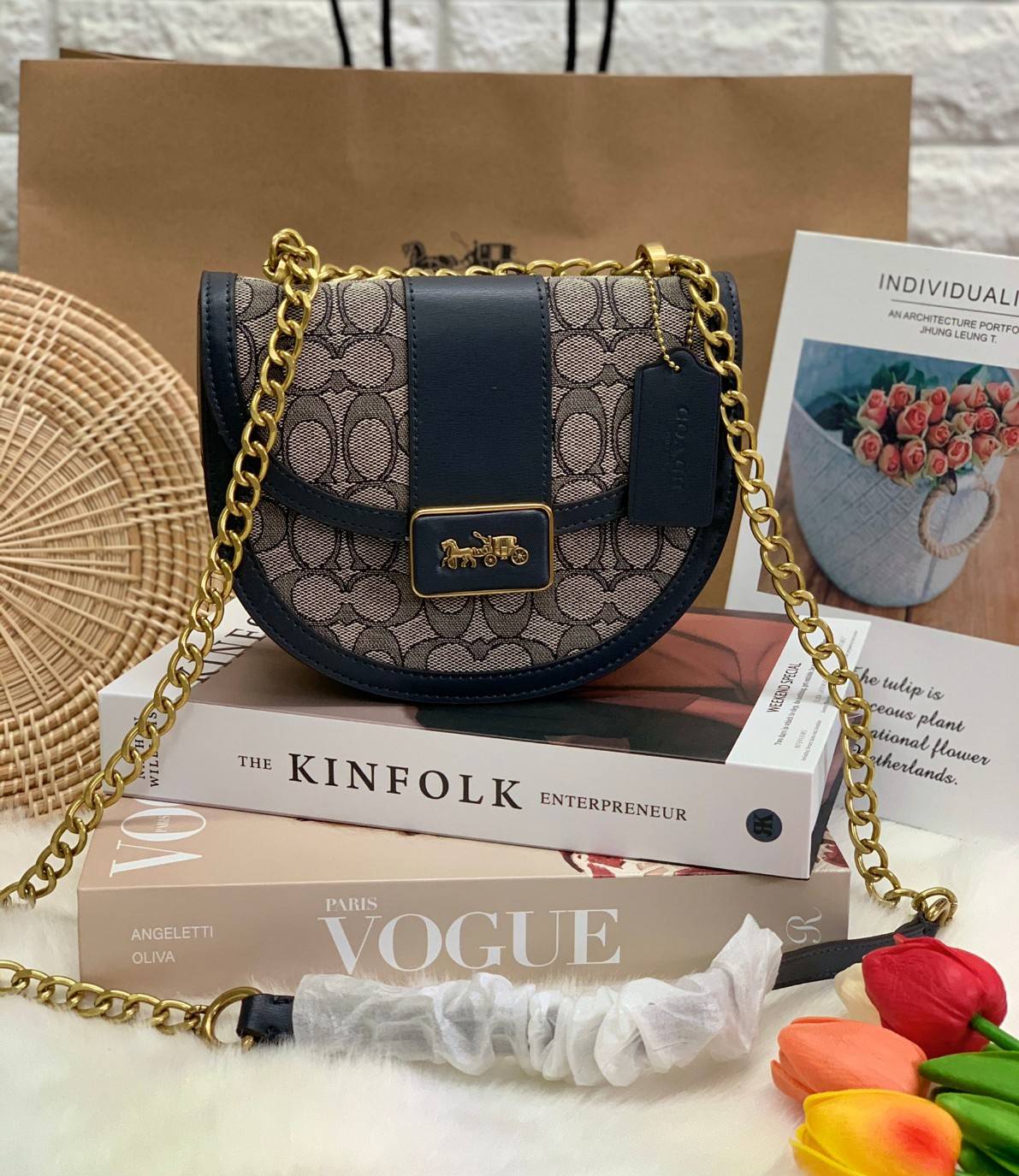 COACH ALIE SADDLE BAG IN SIGNATURE JACQUARD (C4694//C3464) New item!! กระเป๋าสะพายทรง saddle ดีไซน์วินเทจย้อนยุค แฝงความหรูในตัวด้วยอะไหล่สีทองเหลือง โดดเด่นไม่ซ้ำใครแน่นอน วัสดุผ้า jacquard สลับหนังแท้ ภายในเป็นช่องโล่ง มาพร้อมสายสะพายครอสบอดี้ ที่สามารถ