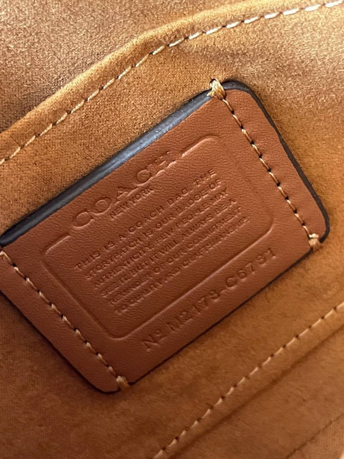 COACH Lucy Crossbody กระเป๋าใบนี้ขนาดกะทัดรัดกำลังดี เพียงพอสำหรับใส่ของจำเป็นที่ต้องการพกติดตัว ที่สำคัญใช้งานง่ายสามารถหยิบของได้สะดวกรวดเร็ว วัสดุผ้าใบเคลือบซิกเนเจอร์และหนังกรวดละเอียด ด้านในมีซิปและกระเป๋าอเนกประสงค์ ปิดสแน็ปอิน กระเป๋าแบบเปิดด้านนอก