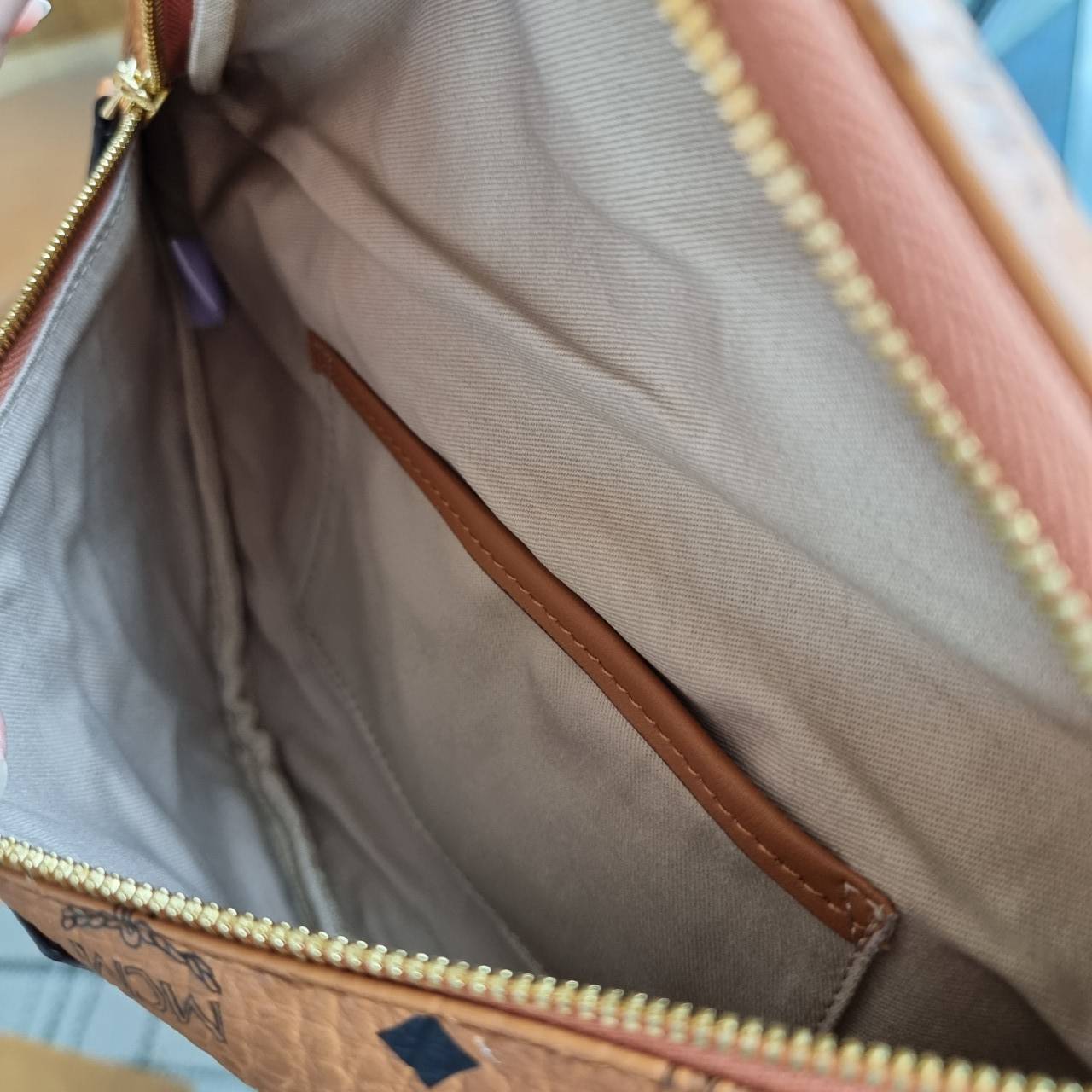 M.C.M FURSTEN BELT BAG IN VISETOS กระเป๋าคาดอกยอดฮิต หนุ่มๆสาวๆใช้ได้ไม่มีเบื่อ รุ่นขายดี ลายวิเซโต้เอกลักษณ์ ทั้งสปอร์ตและดูหรูในตัว ใช้งานง่าย ได้ทุกลุค วัสดุหนังแคนวาสคุณภาพดี มีช่องซิปหลัก และซิปด้านหลังกระเป๋า ภายในเป็นช่องโล่งบุผ้าซับอย่างดี รุ่น un