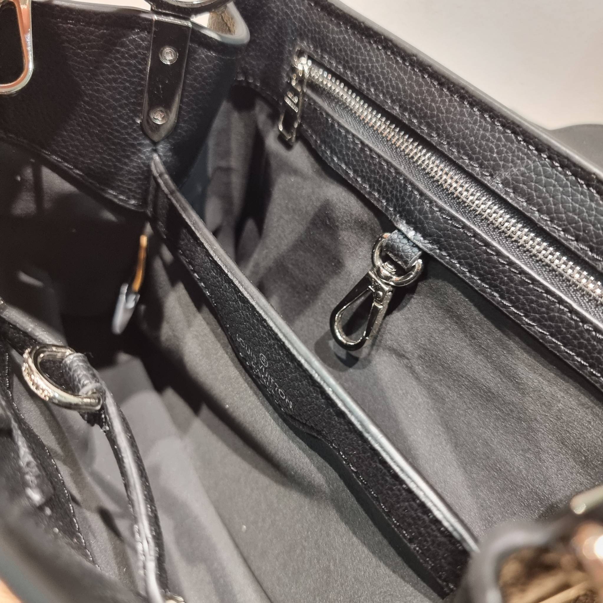 LV x YK Capucines BB / LV Bag พร้อมส่ง กระเป๋าถือสุดหรู ดีไซน์ทรงคลาสสิค ดีงามม้ากกกก!! มาพร้อมหูจับในตัว ด้วยรูปทรงวินเทจ งานปั้มสวยเป๊ะปังตามรูป **รอบนี้จัดราคาพิเศษสุดคุ้ม งานสวยเกินราคาค่ะ