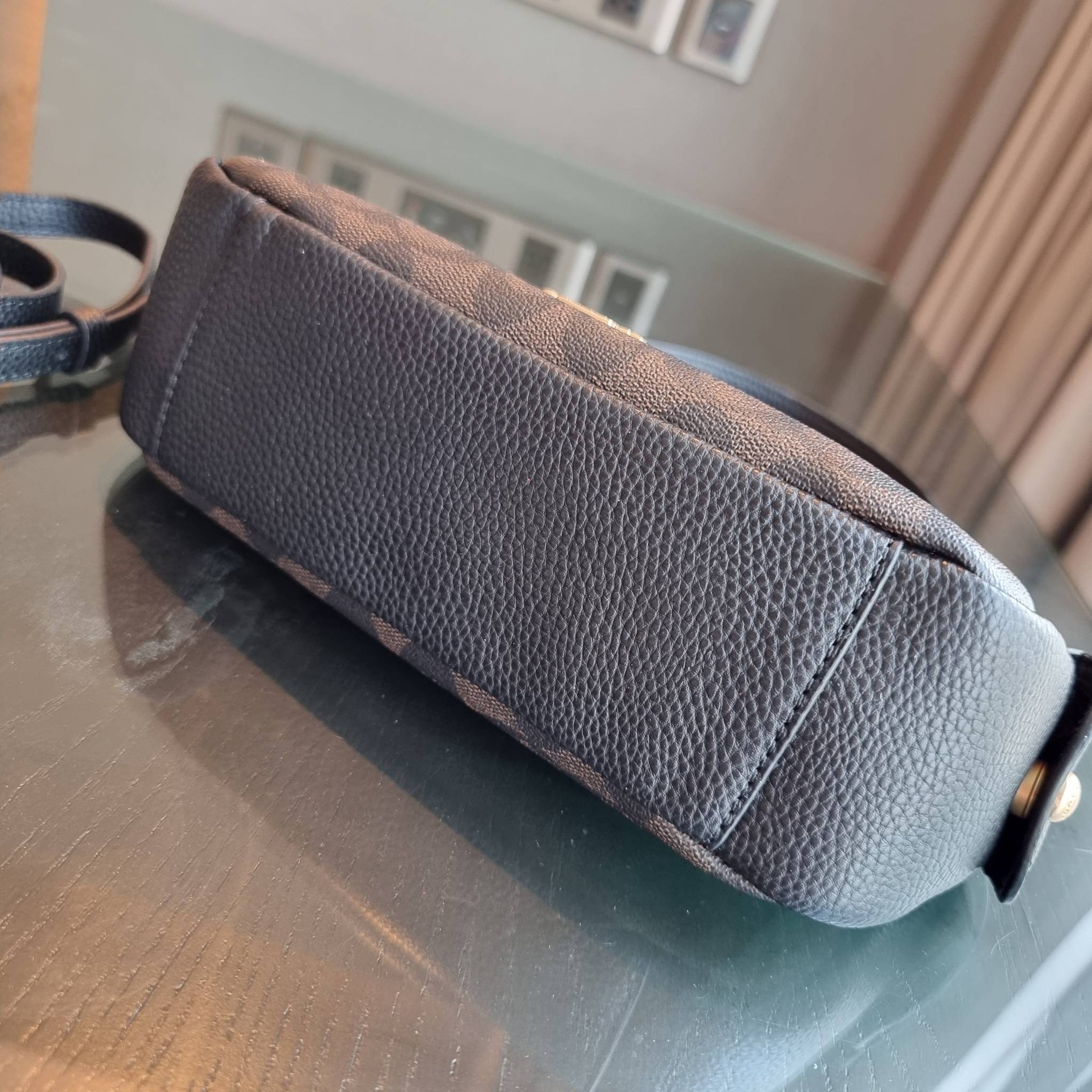 COACH C7223 PENNY SHOULDER BAG 25 IN SIGNATURE CANVAS คอลเลคชั่นเพนนีสุดคิ้วท์ ในรูปแบบของกระเป๋าสะพายไหล่กึ่งทรงพอช พร้อมเสิร์ฟความสวยถึงบ้านไปเลย!! ด้วยดีไซน์คลาสสิคย้อนยุค ที่แอบแฝงความเรียบหรู มาพร้อมสายสะพาย 2 เส้น เป็นสายคล้องมือและสายสะพายครอสบอดี้