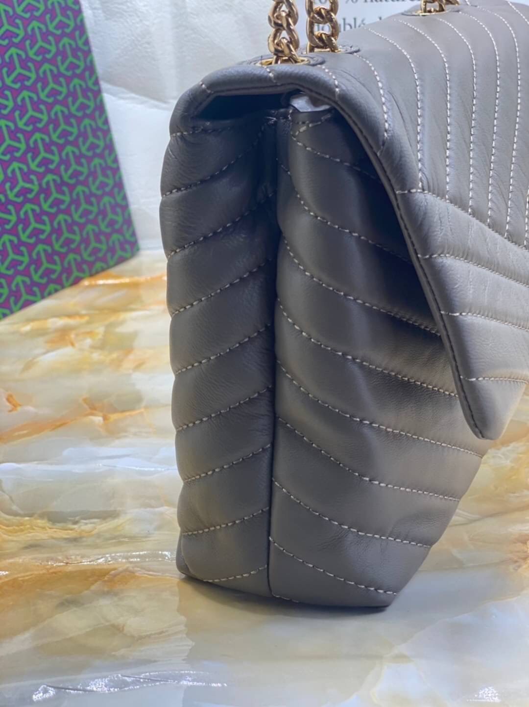 Large : Tory Burch Kira Chevron Quilted Convertible Leather Crossbody Bag เป็นกระเป๋าที่ใช้ในการออกงานสำคัญหรือวันที่มีปาร์ตี้สังสรรค์ คุณควรเลือกใช้กระเป๋าที่มีดีไซน์สะดุดตา เพราะจะช่วยยกระดับและเพิ่มเสน่ห์ให้กับตัวคุณเองมากยิ่งขึ้น หากเป็นงานทางการ เช่น