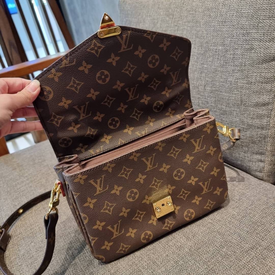 ยกระดับให้ตัวเอง กับไอเท็มสุดเลิศ ที่สาวๆตามหา LV pochette metis กระเป๋าถือ/สะพายทรงสวย คลาสสิค ดีไซน์เรียบง่าย แต่แฝงความหรู วัสดุหนังแคนวาสคุณภาพดี เปิดปิดด้วยตัวบีบล็อค ด้านหลังมีช่องซิปแยก ภายในซับสวยงามมาก ดูแพงที่สุด แบ่งสัดส่วนดูเหมาะ น่าใช้จริงๆ ส