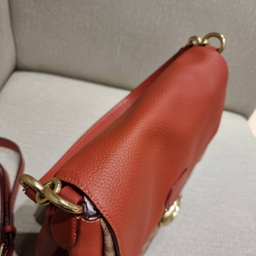 COACH Coated Canvas Signature May Shoulder Bag พร้อมส่งที่ไทย คัดงานคุณภาพ จัดเต็มมาให้ต่อนรับปีใหม่นี้ค่าา ✔️กระเป๋าหิ้ว//คล้องไหล่//สะพายข้างได้ ใบใหญ่ สุดคุ้ม! ✔️หนังแท้ชั้นดีที่สุด หนังหนานิ่ม รู้สึกได้ตอนสัมผัสค่ะ สวยมากๆ ✔️ด้านห