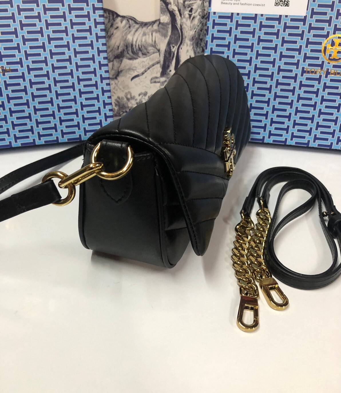 TORY BURCH KIRA CHEVRON SMALL FLAP SHOULDER BAG รุ่นใหม่ พร้อมสีใหม่ มาให้จับจองแบบไม่ต้องรอพรีฯ กระเป๋าสะพาย ขนาดกะทัดรัด ไซส์สะพายคล่องตัว หรือจะคล้องไหล่ หรูๆ ลูกคุณหนูไปอีก สีผู้ดีมากๆ ดีไซน์รูปทรงคลาสสิคเฉพาะตัว วัสดุหนังแกะ สัมผัสนิ่ม เปิด-ปิดด้วยกร