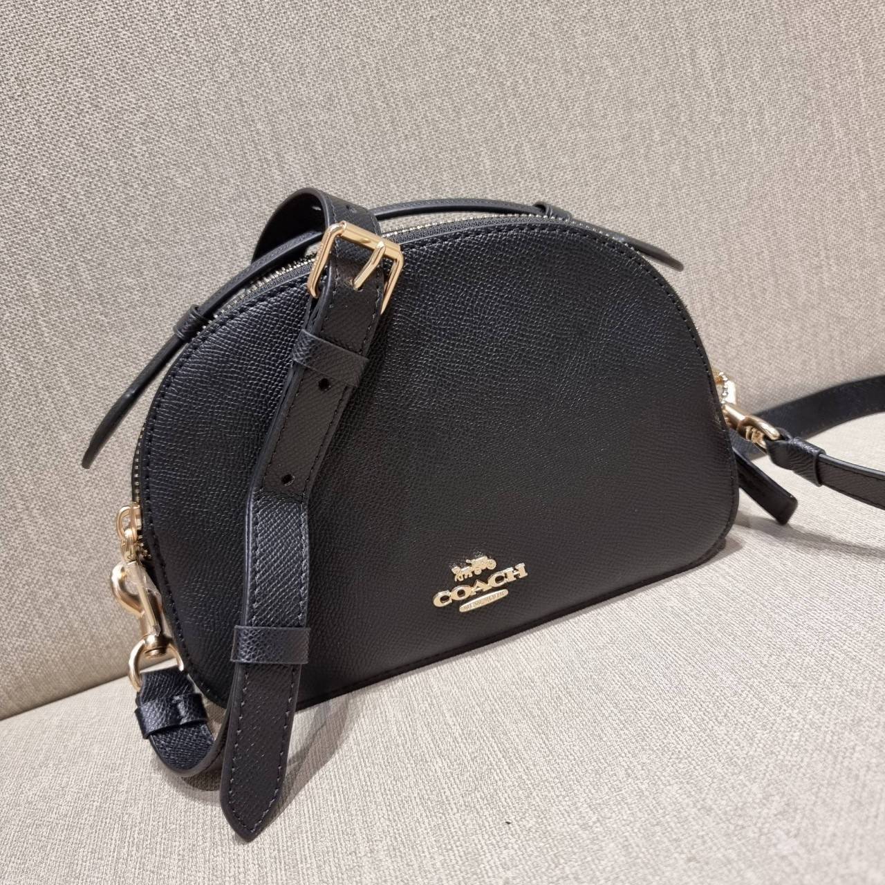 COACH 1589 SERENA SATCHEL กระเป๋าสะพายคอลเลคชั่นยอดฮิต ดีไซน์ลุคผู้ดี ต้องยกให้น้องใบนี้เลย!! จัดสีคุณหนูมาให้ สวยตาแตก!! วัสดุหนัง crossgrain ทนทาน เปิด-ปิดด้วยซิป 2 ช่องหลัก ภายในเป็นช่องโล่ง เก็บของได้แบบสบายๆ ใส่มือถือได้ทุกรุ่น สามารถหยิบไปแมทช์ได้ง่