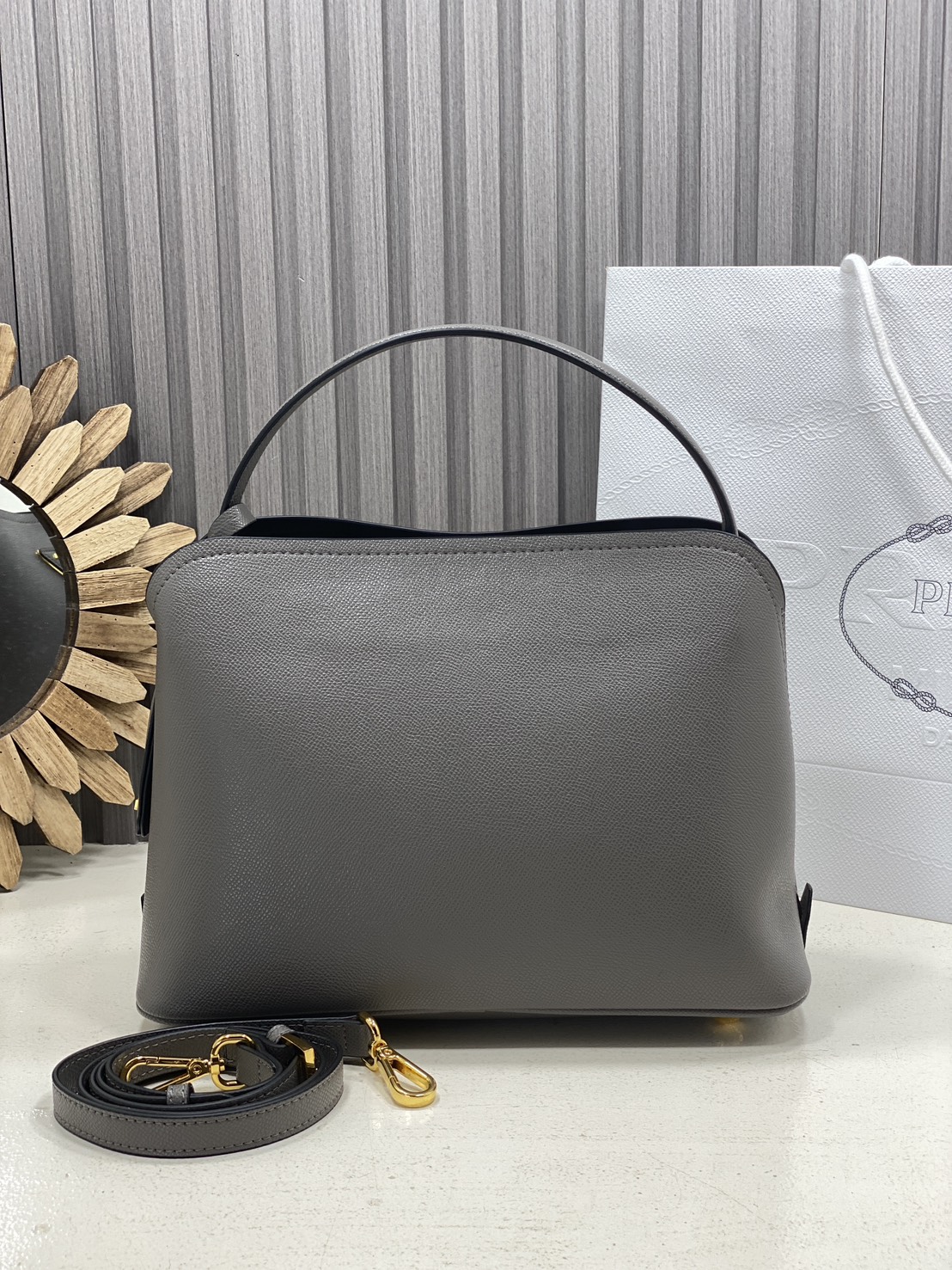 ORI หนังแท้ | Prada Matinee Medium Saffiano Leather Bag 28cm กระเป๋าสะพายทรงโฮโบสวยหรู ดีไซน์เรียบหรูตามแบบฉบับแบรนด์ ยังคงความเรียบแต่มากไว้อย่างหรูหราลงตัว ใช้งานได้หลากหลายโอกาส