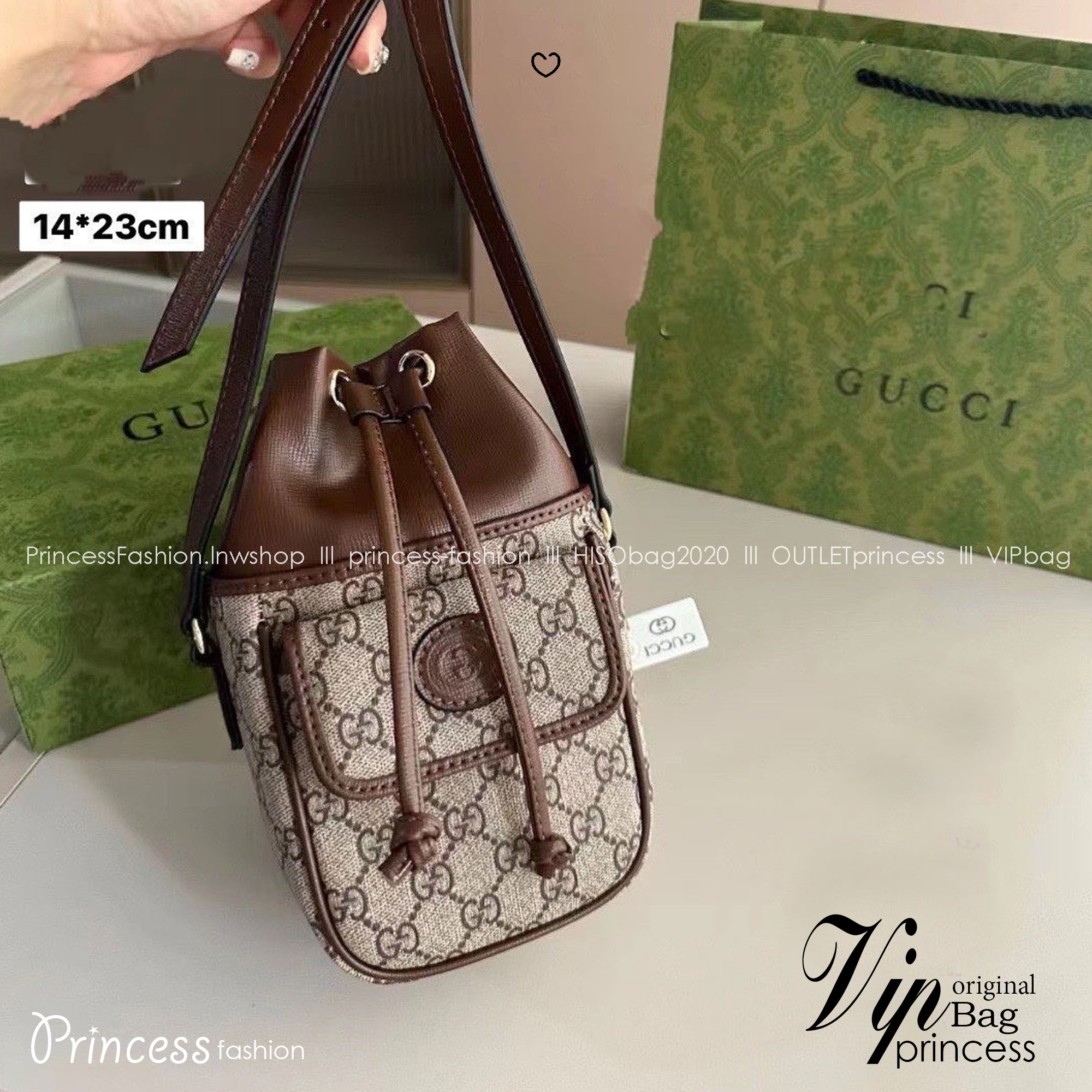 GUCCI GG Supreme Mini bucket bag กระเป๋าสะพายทรงบัคเก็ต ไซส์มินิ จะชุดสบายหรือชุดเต็ม ใบนี้พร้อมมาก ใช้ได้ทั้งชายหญิง ดีไซด์สวยงานจริงเเค่นี้ก้ได้ลุคดูดี แมทซ์ง่ายกับทุกชุด สวยลงตัว