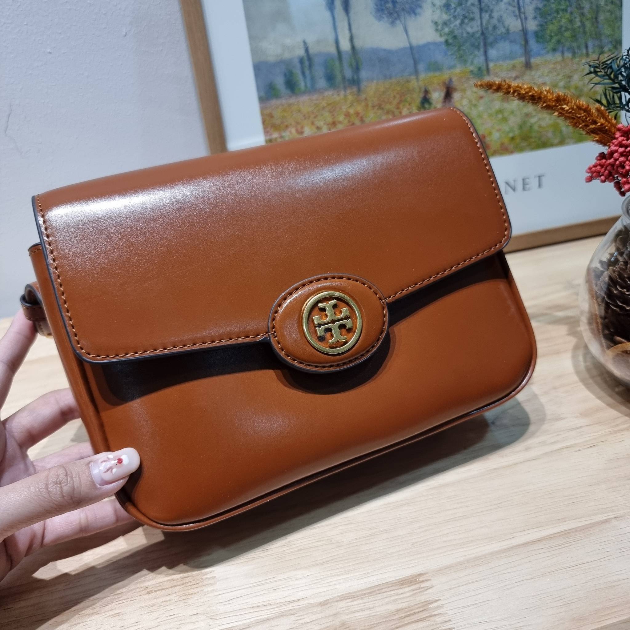 TORY BURCH ROBINSON SPAZZOLATO CONVERTIBLE SHOULDER BAG คอลเลคชั่นใหม่ สวยก่อนใคร ในราคาสุดคุ้ม! กับกระเป๋าสะพายไหล่ ดีไซน์สุดหรู หนังแก้วเงาสวยคม สีผู้ดี รูปทรงใช้งานได้ทุกลุค
