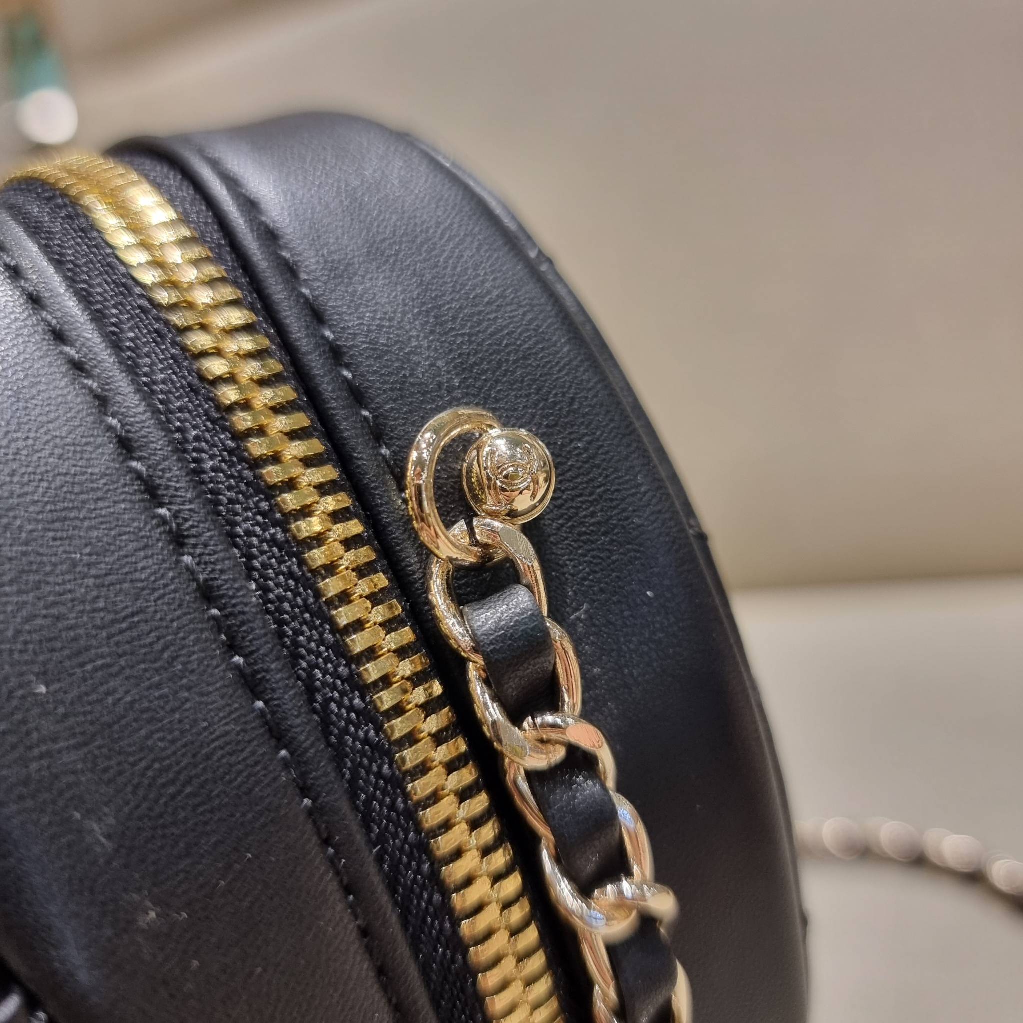 VIP 🥂 CHANEL Heart Bag Lambskin & Gold-Tone Meta ใหม่มาก สวยมาก มงมาก!! กระเป๋าสะพายสุดคิ้วท์ ที่ดีไซน์รูปทรงหัวใจไม่ซ้ำใคร น่ารักทุกสี น่าใช้ไปเลยแม่!! วัสดุหนังแกะฟอกสี เปิด-ปิดด้วยซิป ด้านหน้ามีช่องเก็บของจุกจิก ภายในเป็นช่องโล่ง ใส่มือถือ ใส่ก