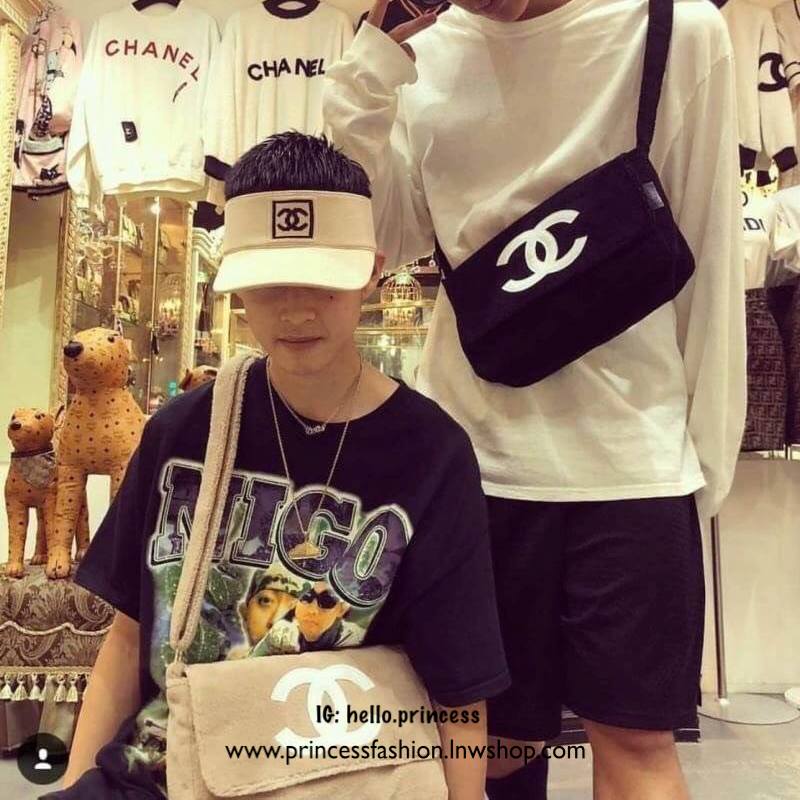 MUST HAVE! Chanel Beaute Crossbody Bag กระเป๋าถือหรือสะพายพรีเมี่ยมของเเท้จาก Chanel Cosmetic Counter VIP Gift รุ่นแนะนำวัสดุขนวูฟสีดำหนานุ่มตัดโลโก้แบรนด์หนังแก้วสวยโดดเด่น น้ำหนักเบา เปิดปิดด้วยฝาปิดกระดุมแม่เหล็ก ใบใหญ่กำลังดีใส่ ipad กระเป๋าสตางค์ใบยา