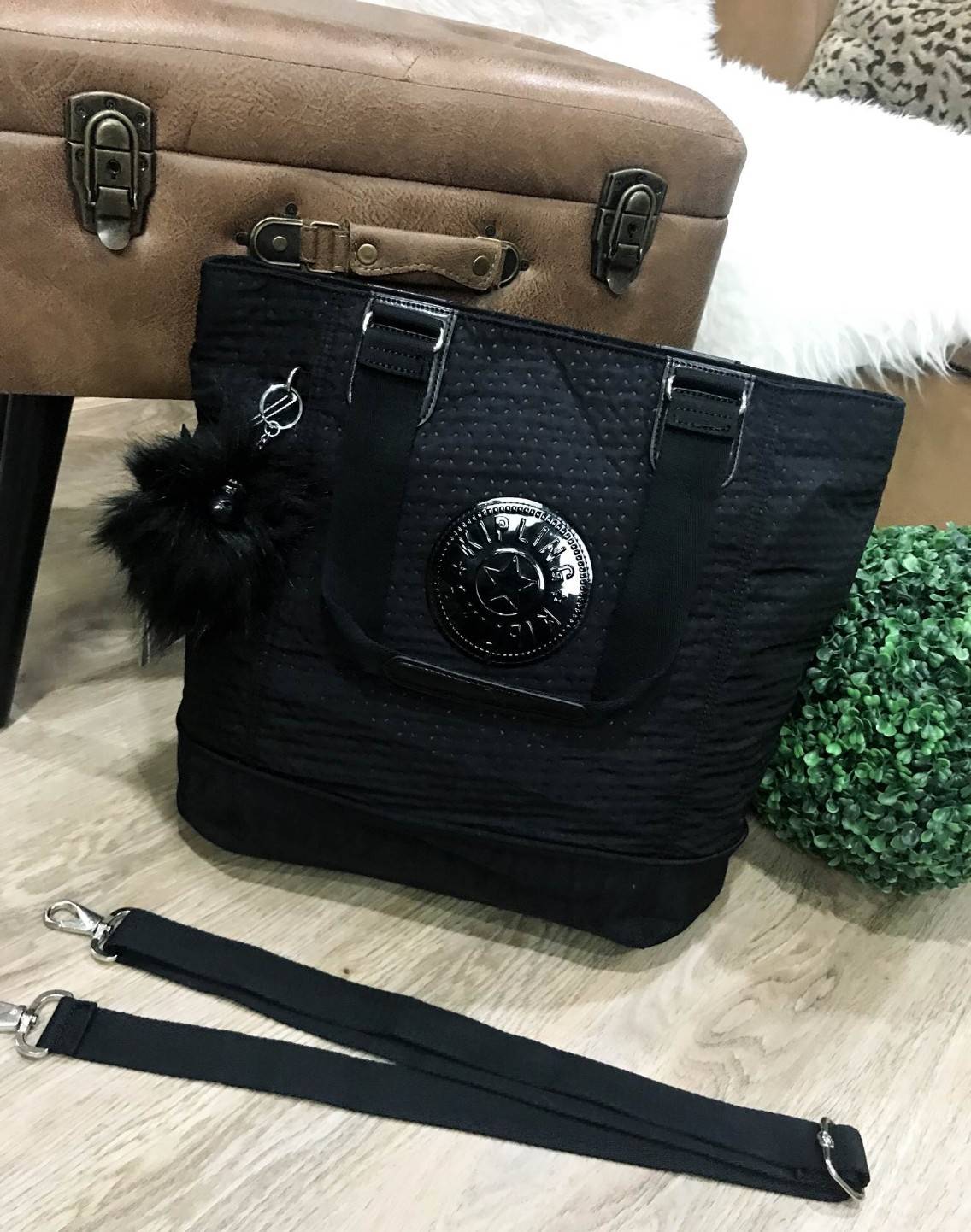 KIPLING SHOPPER BAG รุ่น Limited Rare items! สุดๆ วัสดุ Cotton+Polyester 100% ดีไซน์คลาสสิกมีลูกเล่นที่เทคเจอร์ตัวกระเป๋าสวยเป็นเอกลักษณ์เฉพาะของ Kipling หูหิ้วสะพายไหล่ได้ มือจับหูหิ้วเป็นหนังปั้มโลโก้ พวงกุญเเจลิงถอดเเยกใช้ได้ เปิดปิดด้วยซิป หัวซิปปั้มเ