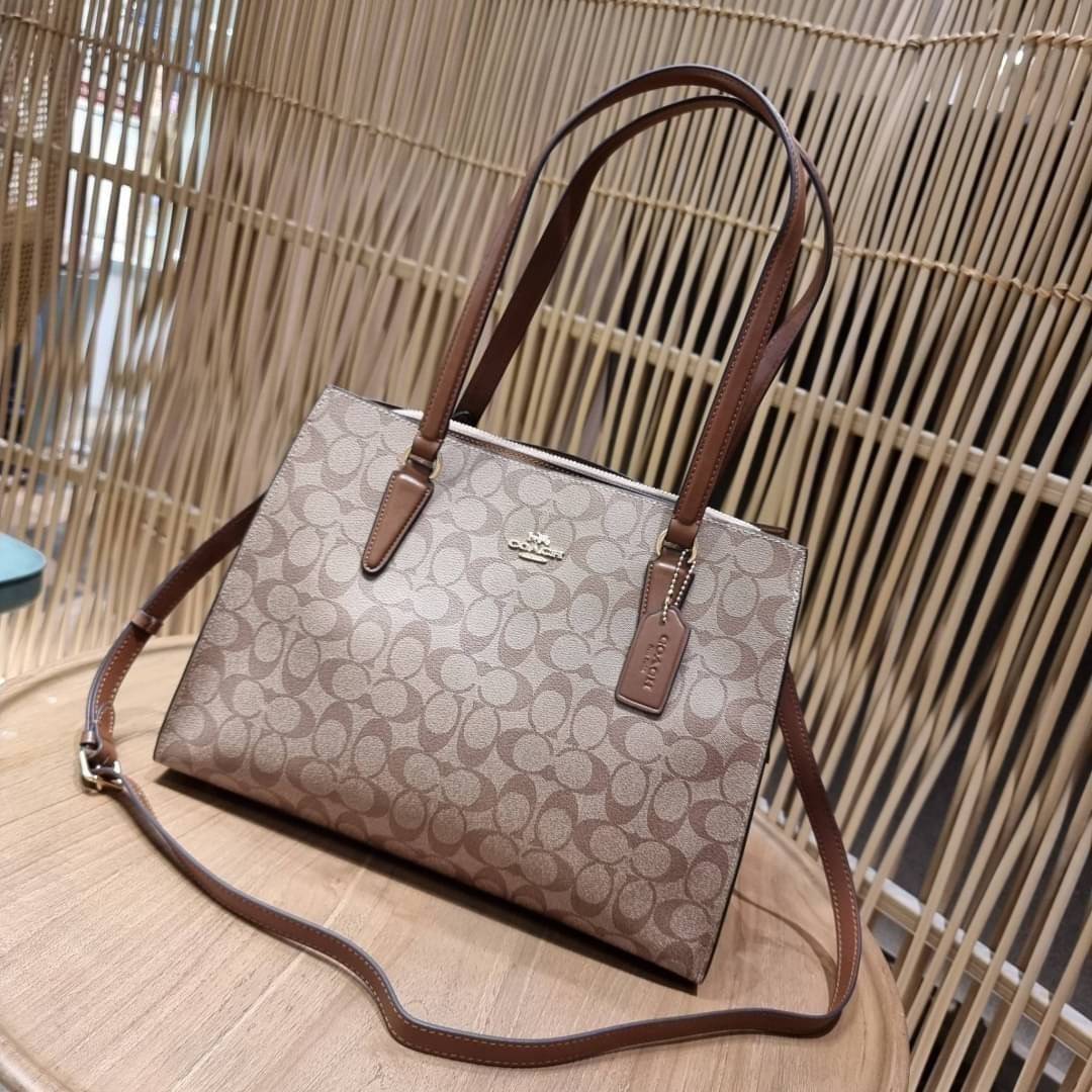 COACH C4075 TATUM CARRYALL IN SIGNATURE CANVAS คอลเลคชั่นใหม่ล่าสุด จัดมาให้ได้สวยก่อนใคร สวยหรูทุกสี!! ลุคผู้ดีต้องมาอีกหนึ่ง กระเป๋าสะพายทรงสวย ที่มาพร้อมสายสะพายไหล่ในตัว และสายครอสบอดี้สำหรับสะพายข้าง วัสดุหนัง crossgrain สวยคมมากๆ ตัวกระเป๋าถูกแบ่งเป