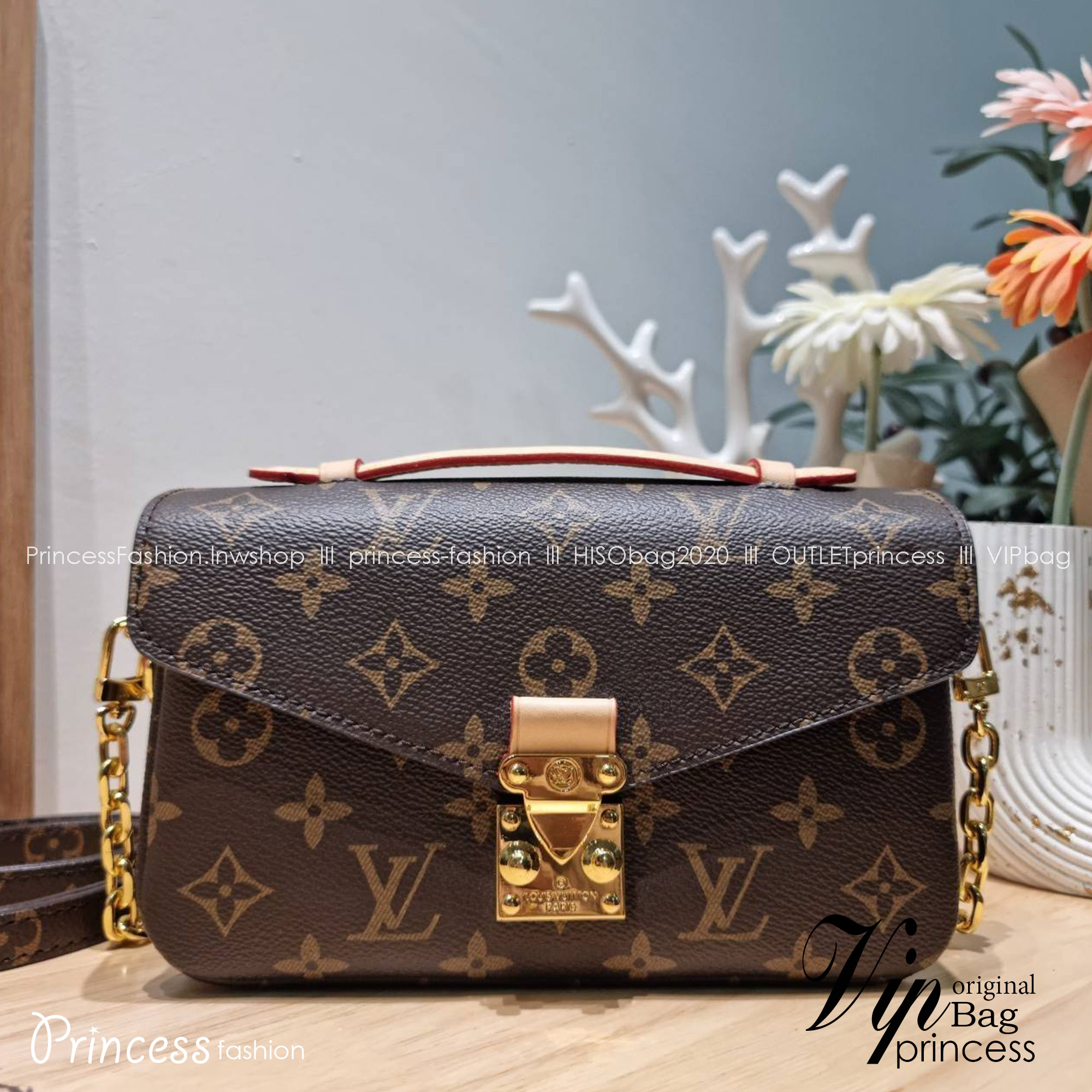 LV Pochette Metis East West Monogram Canvas กระเป๋ามัลติฟังก์ชั่น ดีไซน์กะทัดรัด สะดวกพกพามากๆ และพิเศษสุดๆมีสายมาให้ถึง 2 แบบ