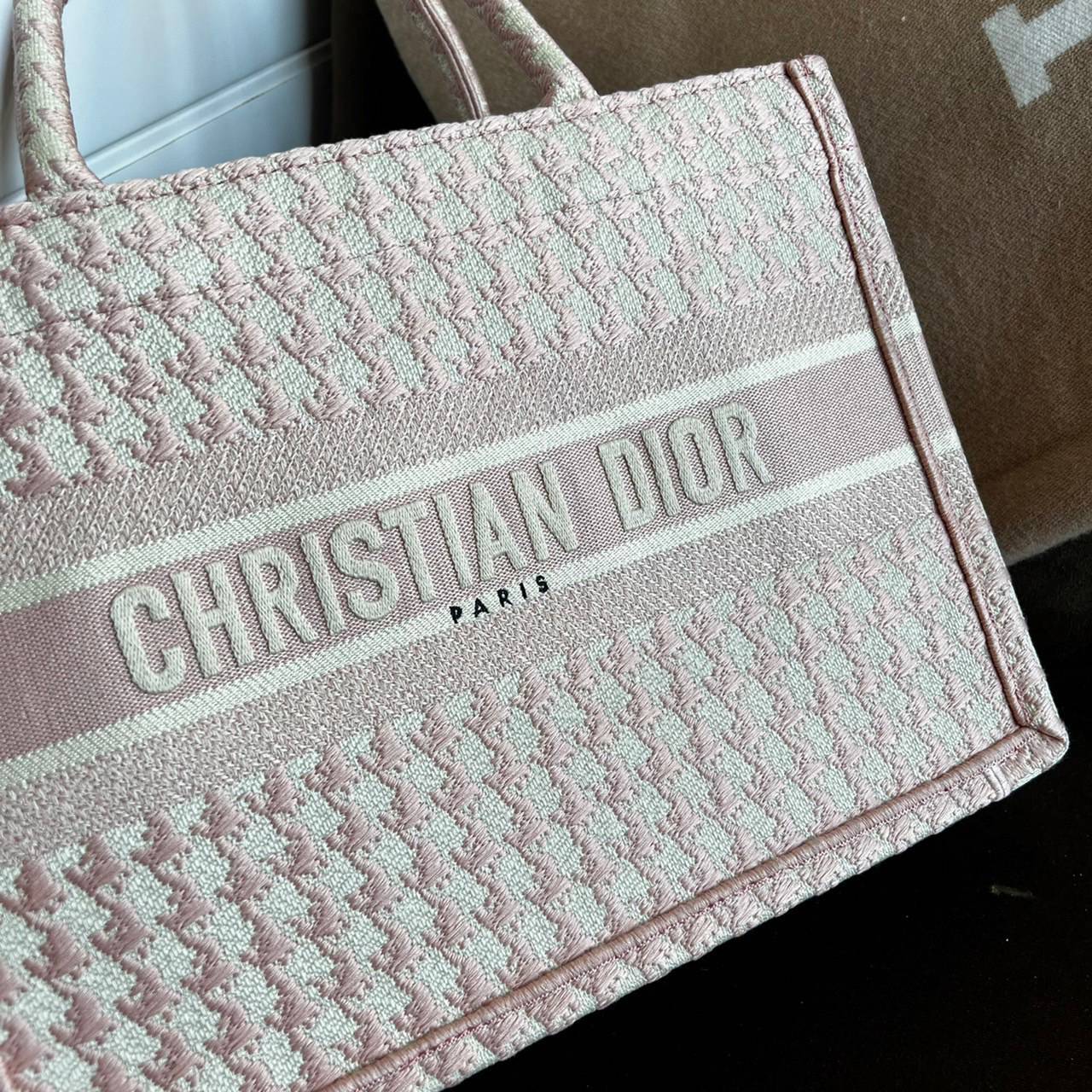 CHRISTIAN MEDIUM DIOR BOOK TOTE ราคาดีมากเลย คุ้มยิ่งกว่าคุ้มเป็นทางช็อปปิ้งBag เอกลักษณ์ของความหรู ที่ต้องมี ภายในโล่งกว้างมาก ใส่ของแบบแน่นๆ จุๆไปได้เลย น้ำหนักเบาสบาย งานออริปักขึ้นรูปสวยมาก มี code stamp พร้อมส่งที่ไทย เกรดออริจินอลเทพๆ ภาพสินค้าถ่ายจ
