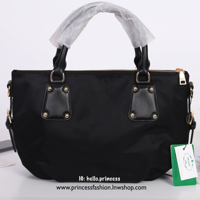 PRADA NYLON BAG WITH ZIP VIP GIFT สินค้า Premium gift จากเค้าเตอร์แบรนด์ต่างประเทศ รุ่น Limited edition แท้💯 กระเป๋าถือหรือสะพาย วัสดุ nylon เนื้อหนา คุณภาพดี ดีไซน์สวยดูโดดเด่น ด้านหน้าประดับ logo brand อะไหล่ทองหรูหรา เปิดปิดด้วยซิป ภายในกว้าง จ