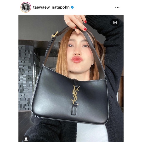 VIP 】YSL Saint Laurent Le 5 à 7 Leather Hobo Bag พร้อมส่ง 4สี รุ่นยอดนิยม ใบนี้เลย!! สวยหรู กระเป๋าสะพายไหล่ ดีไซน์อยู่ทรงคลาสสิคแฝงความหรูด้วยโลโก้สีทองอร่ามโดดเด่น วัสดุหนังเรียบ สาวๆที่รออยู่ต้องรีบจัด รีบมีเป็นของตัวเองกันน้า ราคาสุดคุ้มที่นี่ที่เดียว