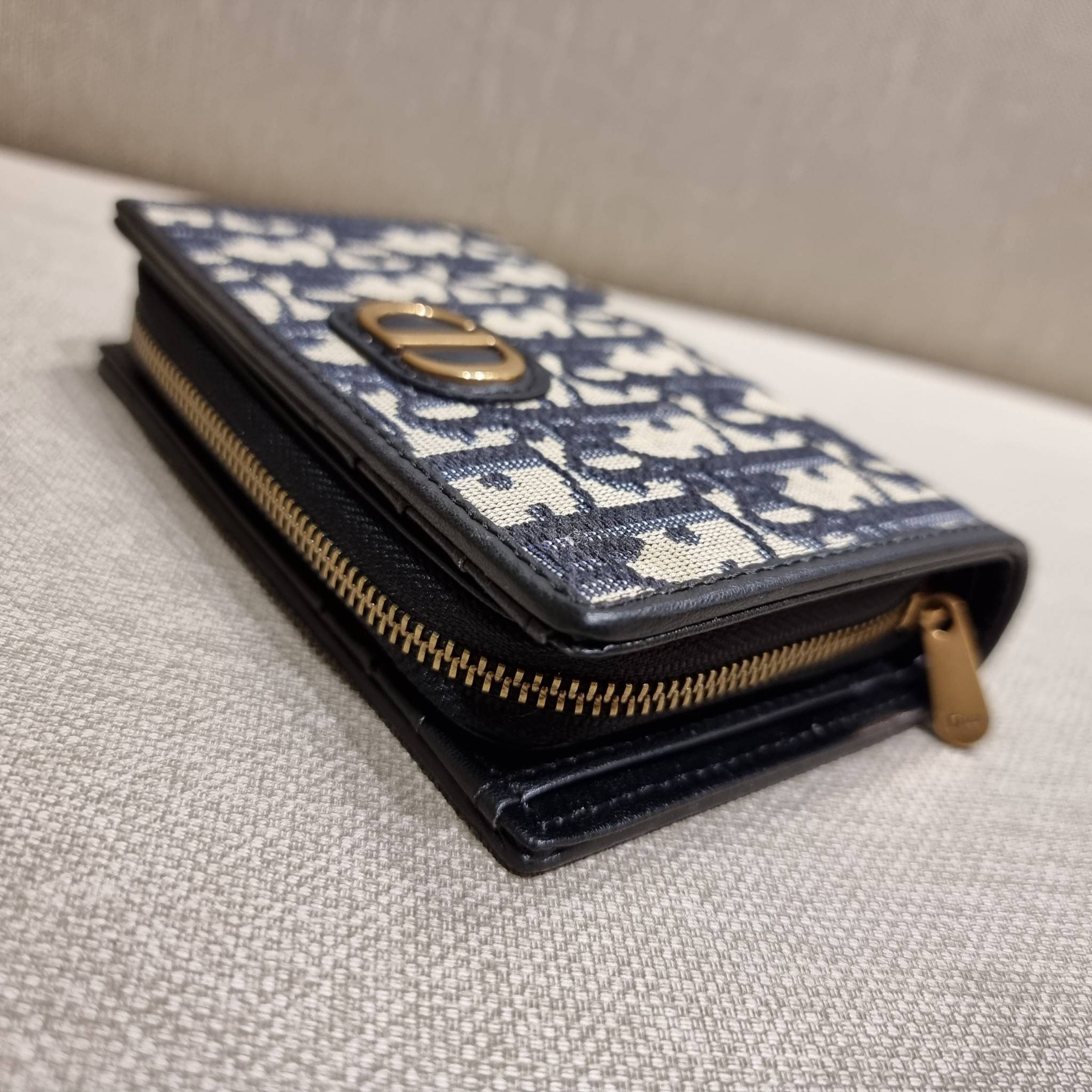 VIP 】CD MULTI WALLET WITH GWP กระเป๋าสตางค์ขนาดเหมาะมือ พรีเมี่ยมกิ๊ฟจากเคาน์เตอร์ ดีไซน์แปลกใหม่ ไม่ซ้ำใคร สลับเปิดได้ 2 ฝั่ง ตรงกลางเป็นช่องซิป วัสดุผ้าแคนวาสปักลาย สลับหนังแท้ภายใน ภายในมีช่องใส่บัตร ใส่ธนบัตรได้ สะดวกใช้มากๆ มาพร้อม box set ในราคาที่ถ