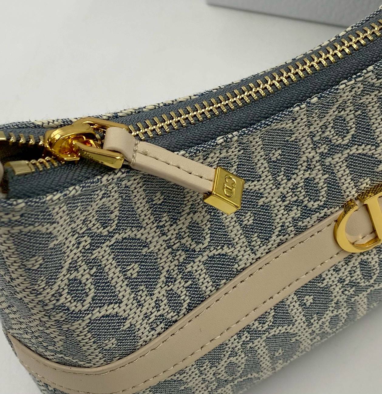 ORI หนังแท้ | DIOR Mini 30 Montaigne Cigale bag / DIOR Mini Miss Caro Cigale bag กระเป๋าสะพายไหล่ทรงโฮโบ ขนาดมินิเสริมไลน์ 30 Montaigne ด้วยรูปทรงทันสมัยและประณีตบรรจง