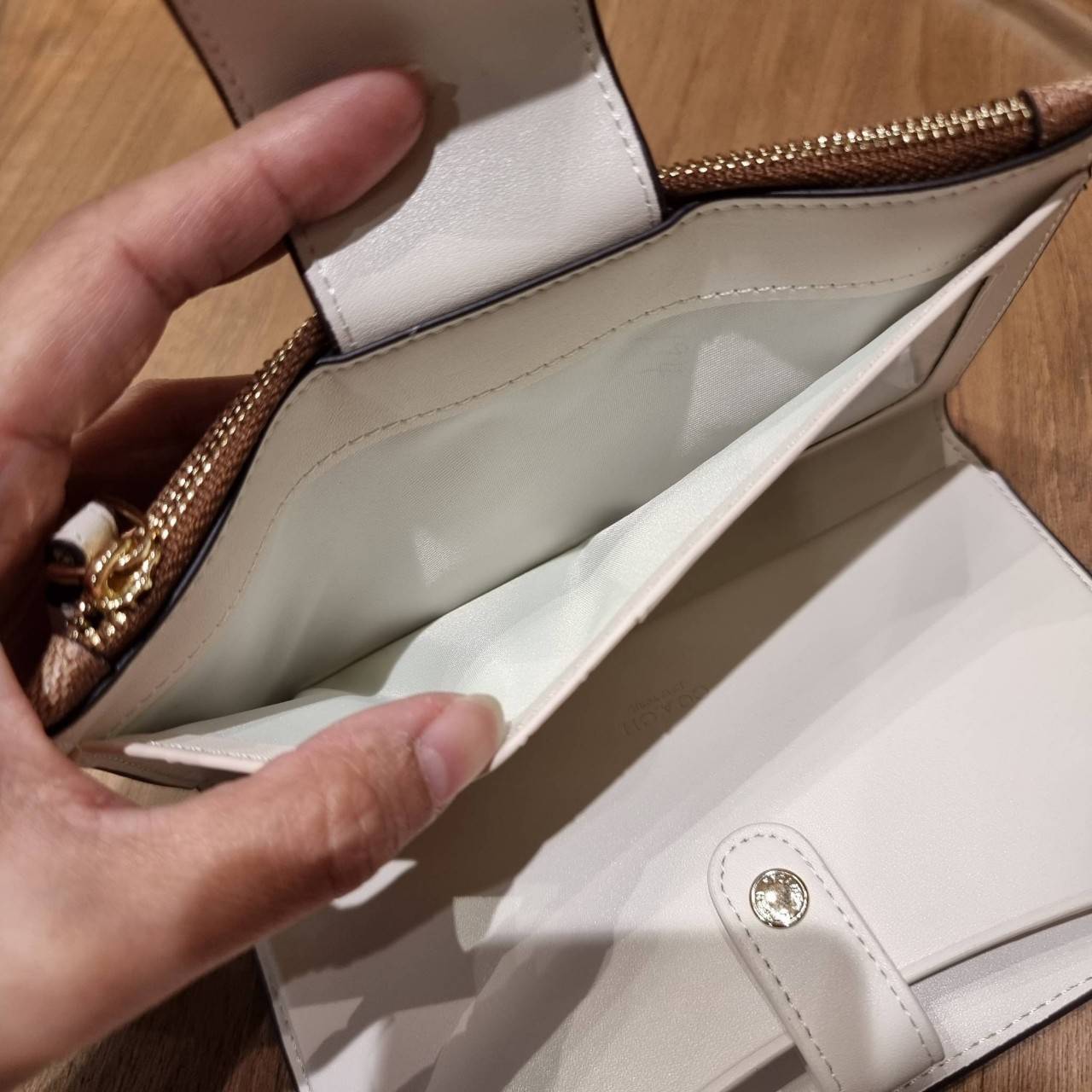 พร้อมส่ง 7 สี COACH C2874 TECH WALLET IN COLORBLOCK SIGNATURE CANVAS จัดให้สีใหม่ก่อนใคร!! ดีไซน์ใหม่ คอลเลคชั่นสวยหรู กระเป๋าสตางค์พร้อมสายคล้องมือ ง่ายต่อชีวิตมากจ้า!! มันดีอะไรเบอร์นี้ ใส่ได้ทั้งบัตร และโทรศัพท์ก็ใส่ได้ทุกรุ่น แถมยังมีช่องซิปแยกไปอีก ช