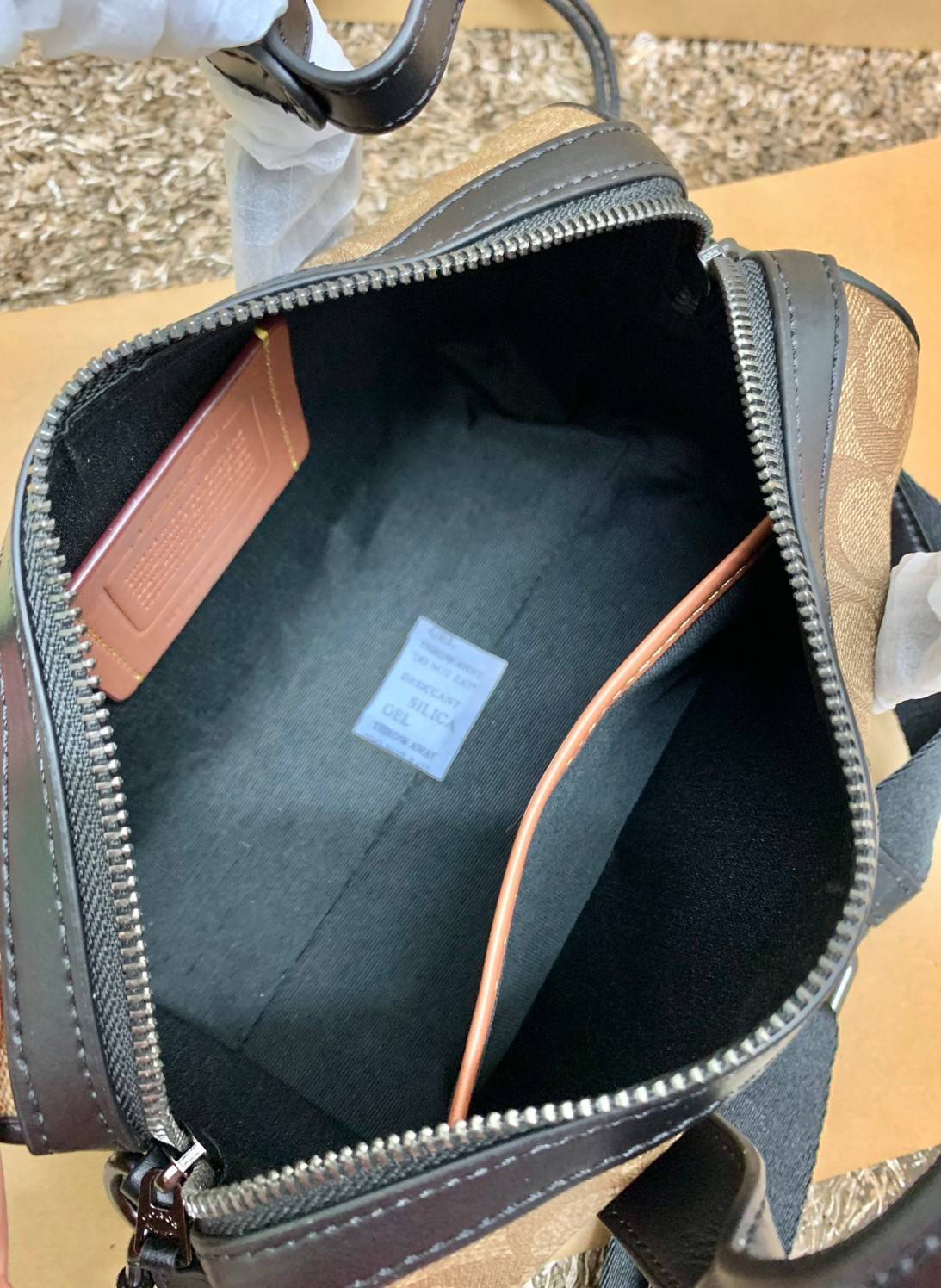 COACH GOTHAM DUFFLE 24 IN SIGNATURE CANVAS CA186 พร้อมส่ง กระเป๋าทรงหมอนรุ่นใหม่บ่าสุดปี 2022 รุ่นนี้สามารถใช้ได้ทั้งชาย//หญิง หนังแท้อย่างดี นิ่มทรงสวย มากๆค่ะ เปิด-ปิดกระเป๋าแบบซิปคู่ด้านบนมีกระดุมรวบหูหิ้วให้ด้วยนะคะ ภายในกระเป๋าสามารถใส่สัมภาระที่จำเป