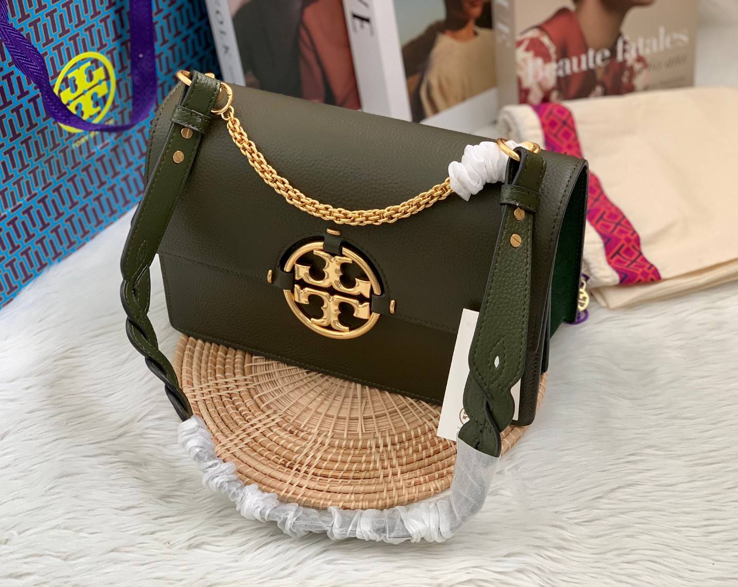 สวยจริงไม่จกตาจ้าา😘 TORY BURCH MILLER SHOULDER BAG BRAIDED STRAP LARGE ((81668)) พร้อมส่งที่ไทย! กระเป๋าหิ้วและสะพายไหล่ได้ในตัว หนังแท้ลายหนังสวยมากๆค่ะ ด้านหน้ามีอะไหล่โลโกแบรนด์ หรู สะพุดตาทีเดียว เปิดปิดกระเป๋าแบบฝาปิด ภายในมีช่องหลักใส่ของ2ช่