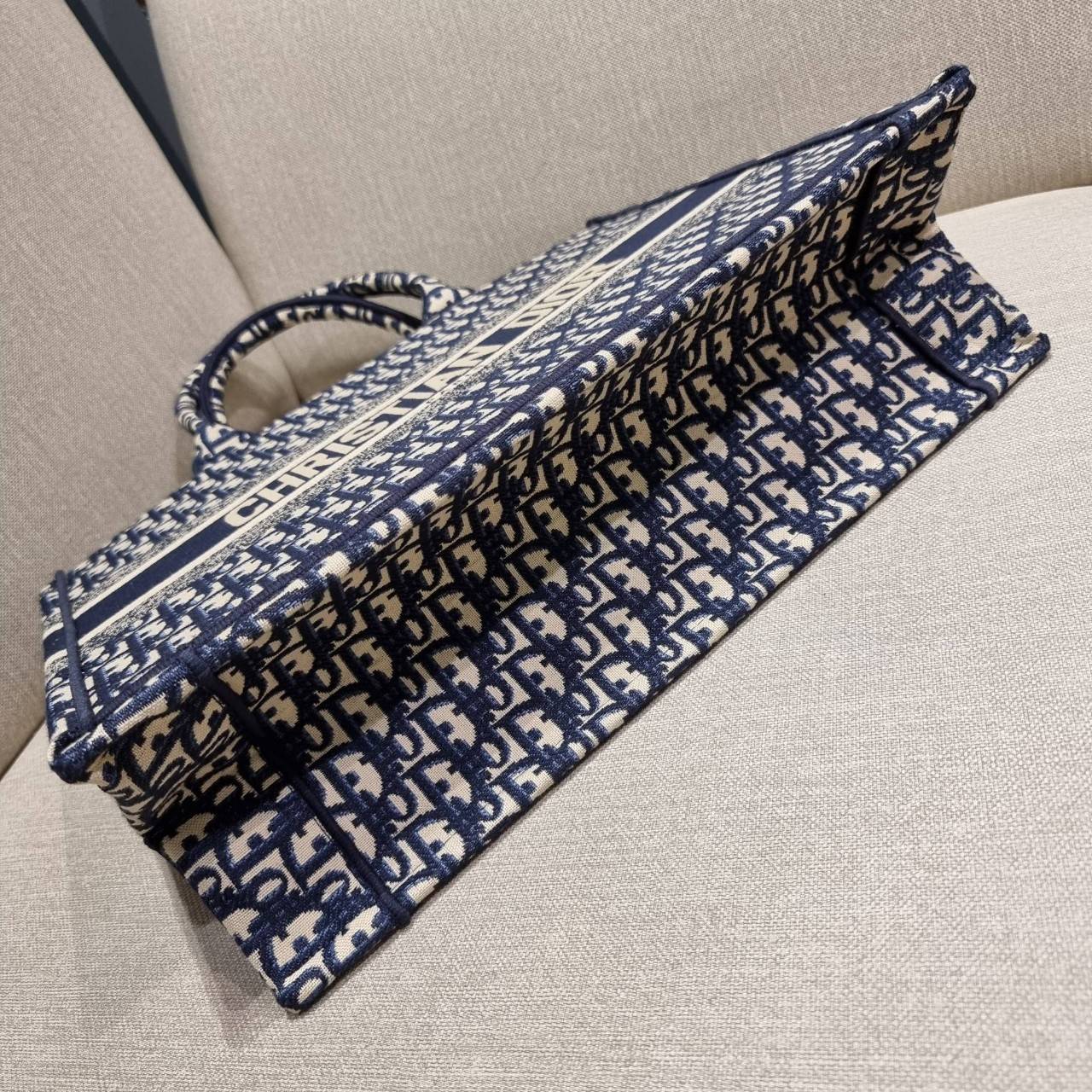 VIP 】HOT ARRIVAL!! DIOR CD SHOPPING BAG WITH GWP กระเป๋าทรงช้อปปิ้งใบใหญ่ จุใจ!! พรีเมี่ยมกิ๊ฟรุ่นดับเบิ้ลฮอต ดีไซน์คลาสสิควินเทจ สวยหรู วัสดุผ้าแคนวาสลายกราฟฟิค ภายในโล่งกว้างมากๆ ใส่ของจุสุดๆ โน้ตบุ้ค ไอแพด กระเป๋าสตางค์ มือถือ หรือเสื้อผ้ายังได้ สะพายค