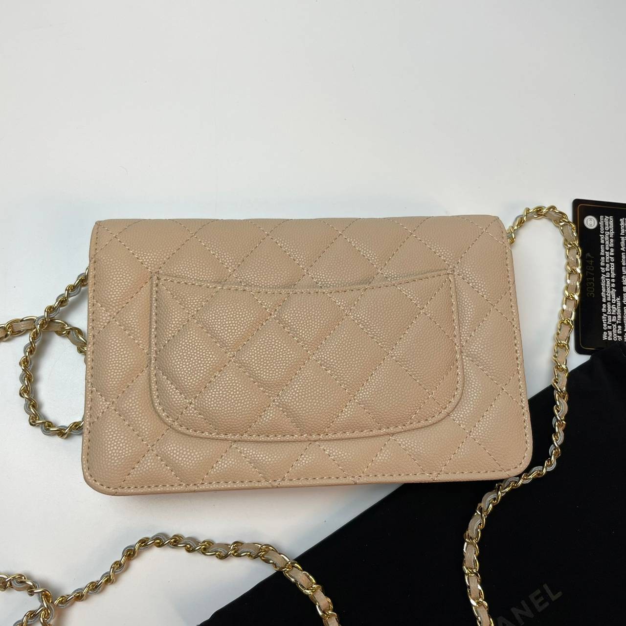 VIP 】หนังแท้ CHANEL WOC style โทนสีพาสเทล กระเป๋าสะพายทรงสวยตลอดกาล วัสดุหนังลายคาเวียร์ เนื้อนุ่ม อยู่ทรงคุณภาพดีตามแบบฉบับของแบรนด์ น้ำหนักเบา ด้านหน้ามีโลโก้แบรนด์อะไหล่หรู มีช่องใส่บัตร ใส่ของจุกจิก เปิดปิดด้วยฝาปิดกระดุม ซับในหนัง ตัวจริงสวยมากๆถูกใจ