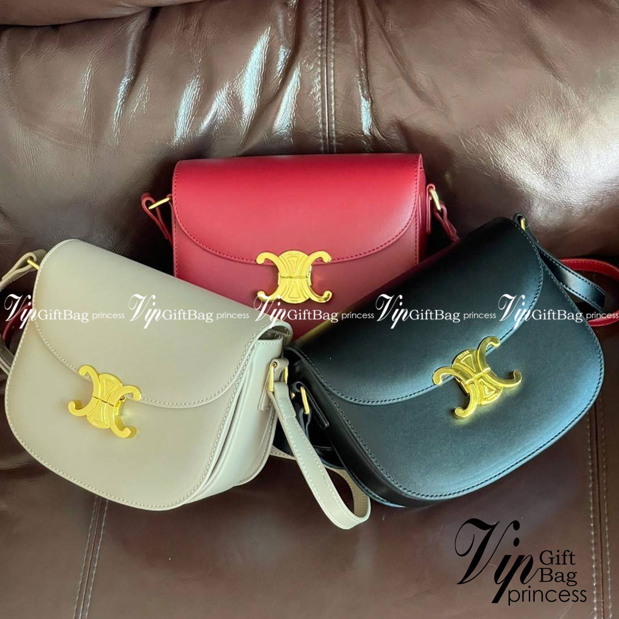 VIP 🥂 CELINE TEEN BESACE TRIOMPHE IN SHINY กระเป๋าสะพายคาดลำตัวรุ่นนี้นับว่าเป็นกระเป๋าอีกหนึ่งรุ่นในซีรีส์ Triomphe ที่ได้รับความนิยมอย่างมาก ด้วยรูปร่างทรงโค้งมนมีความคลาสสิกตามแบบฉบับของ Celine เพิ่มความหรูหราและโดดเด่นด้วยการตกแต่งด้วยโลโก้โลห