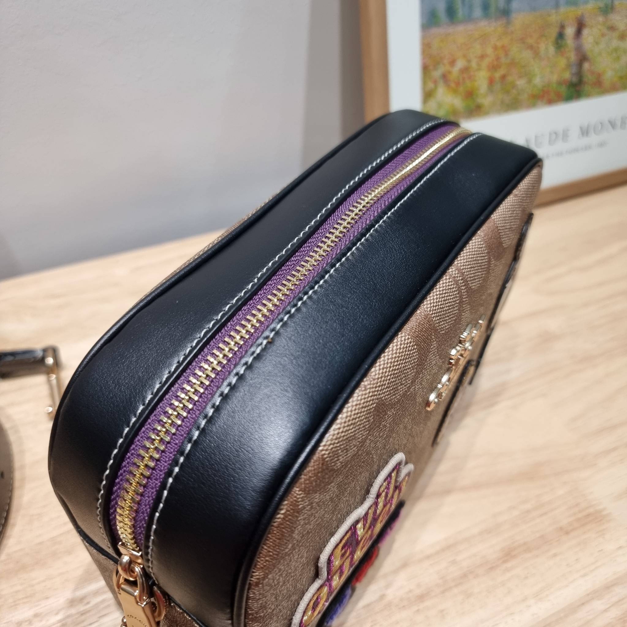 Coach Disney X Coach Jamie Camera Bag In Signature Canvas With Patches CC151 คอลใหม่ เอาใจสายยัยตัวร้าย ดีไซน์รวมเหล่าตัวแสบจากดิสนีย์ กับกระเป๋าสะพายข้าง สวยอยู่ทรง โดดเด่นด้วยลวดลายบนผืนหนัง วัสดุหนังแคนวาสตัดสลับหนังแท้ เปิด-ปิดด้วยซิป ใช้งานง่าย ดูผู้