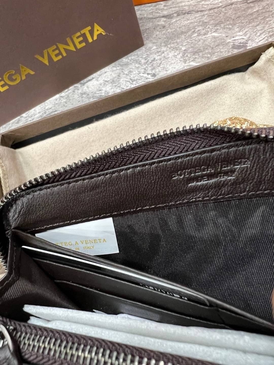 VIP 】หนังแท้ BOTTEGA VENETA LONG WALLET ZIP AROUND กระเป๋าสตางค์ใบยาวซิปรอบ รุ่นนี้หายากมากค่ะ เป็นรุ่นยอดนิยม ใช้ได้ทั้งหญิงชาย มาเท่าไหร่ไม่เคยพอเลยค่า เป็นรุ่นคลาสสิกที่หยิบมาใช้งานได้บ่อยที่สุด งานหนังแท้ทั้งใบสวยมากนะคะ ใช้ทนทานได้นานเลย ภาพสินค้าถ่า