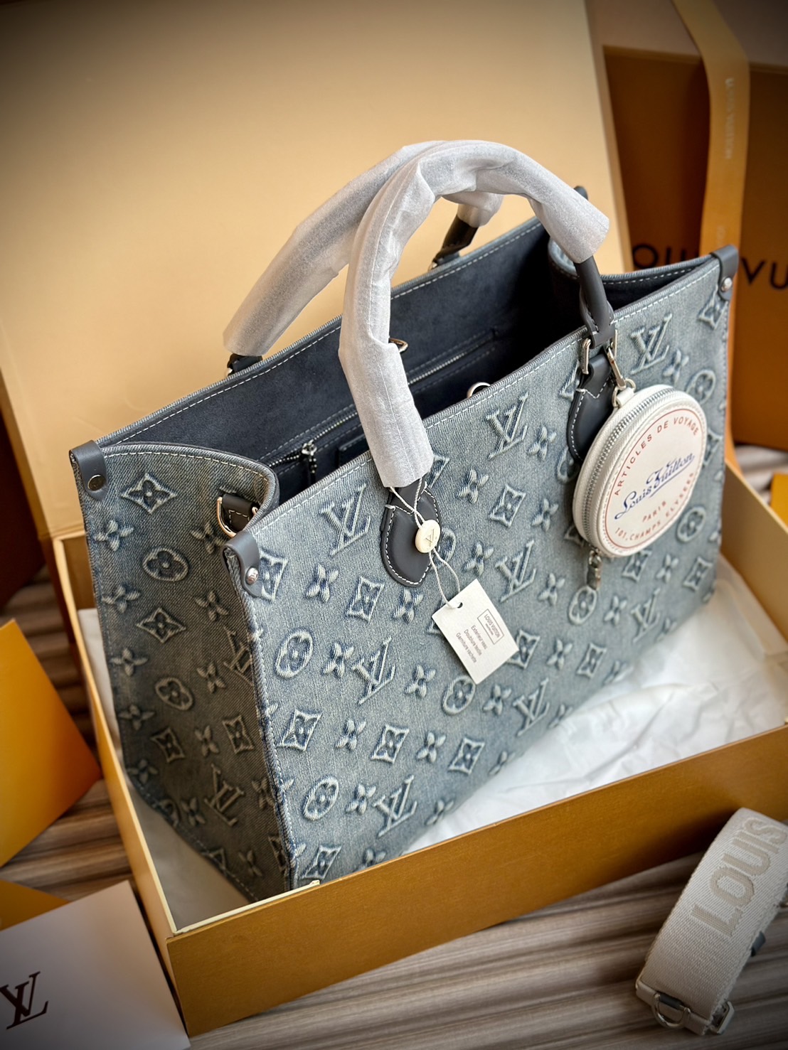 LV Onthego Denim Vintage Tote Bag กระเป๋าทรงโท้ทเดนิมสไตล์วินเทจ รุ่นใหม่ปั้มลายโมโนแกรมบนเดนิมสุดไอคอนิก ที่ใครเห็นต้องเป็นคลั่งรัก ผู้ดี หรูหราได้ทุกลุค ทุกสไตล์