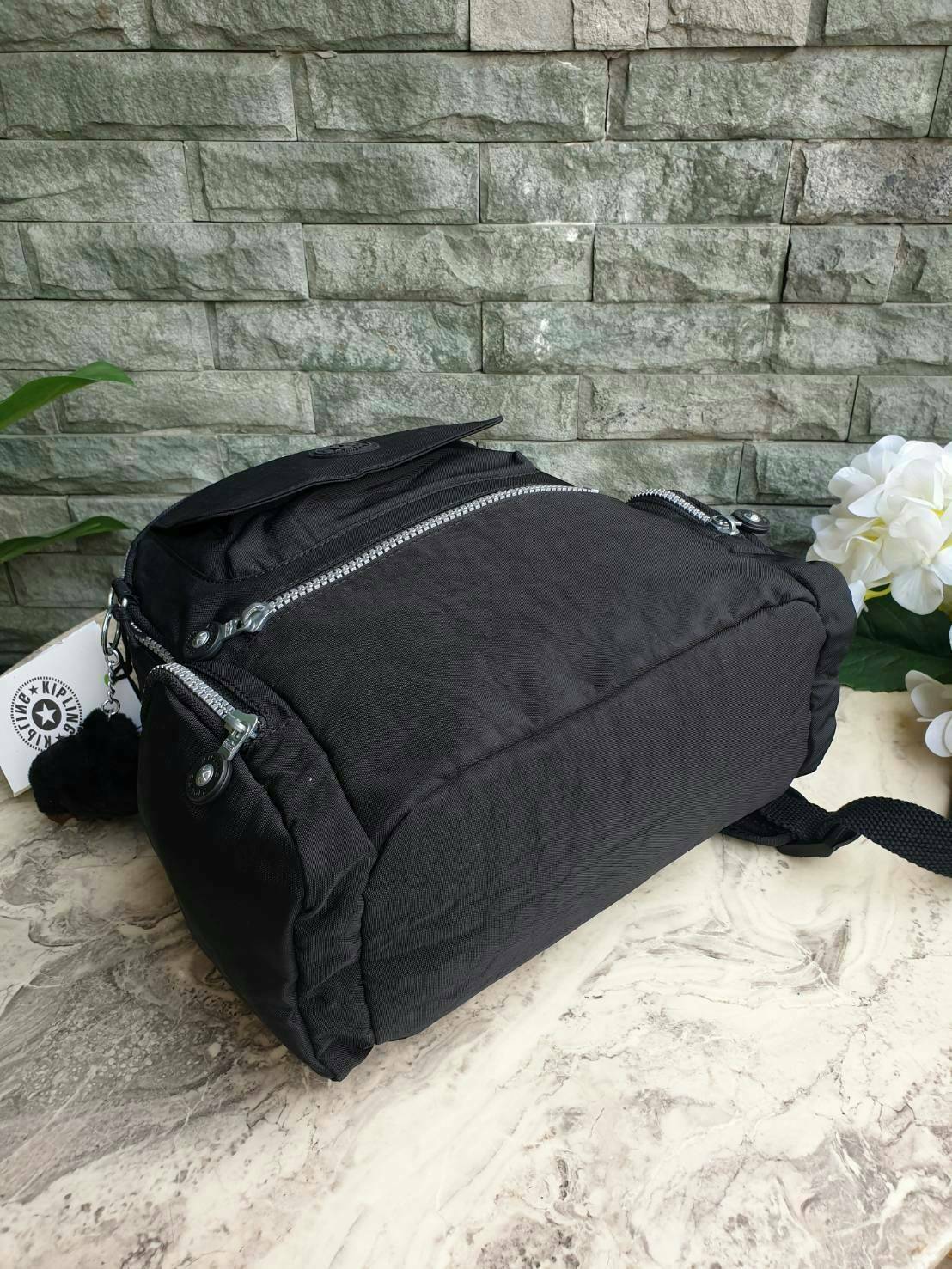 Kipling Matta Small Metallic Backpack รุ่น KI1490 คอลเลคชั่นใหม่ชนช้อป!!กระเป๋าเป้ขนาดกำลังดี วัสดุไนล่อนเคลือบกันน้ำ มีน้ำหนักเบา มีช่องเก็บของหลายช่อง แบ่งเป็นช่องด้านหน้า 2 ช่องและด้านข้างอีก 2 ช่อง ช่องใหญ่ปิดเปิดด้วยซิปคู่ภายในมีช่องซิป ช่องใส่ของจุก